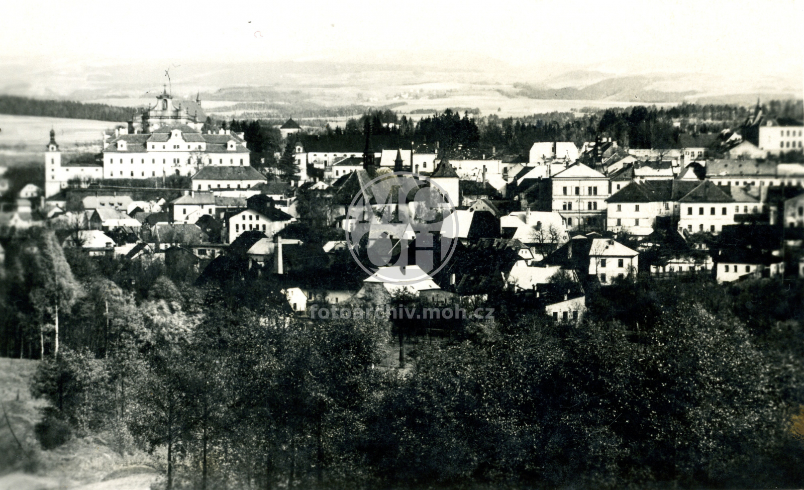 Fotografie - Celkový pohled se zámkem