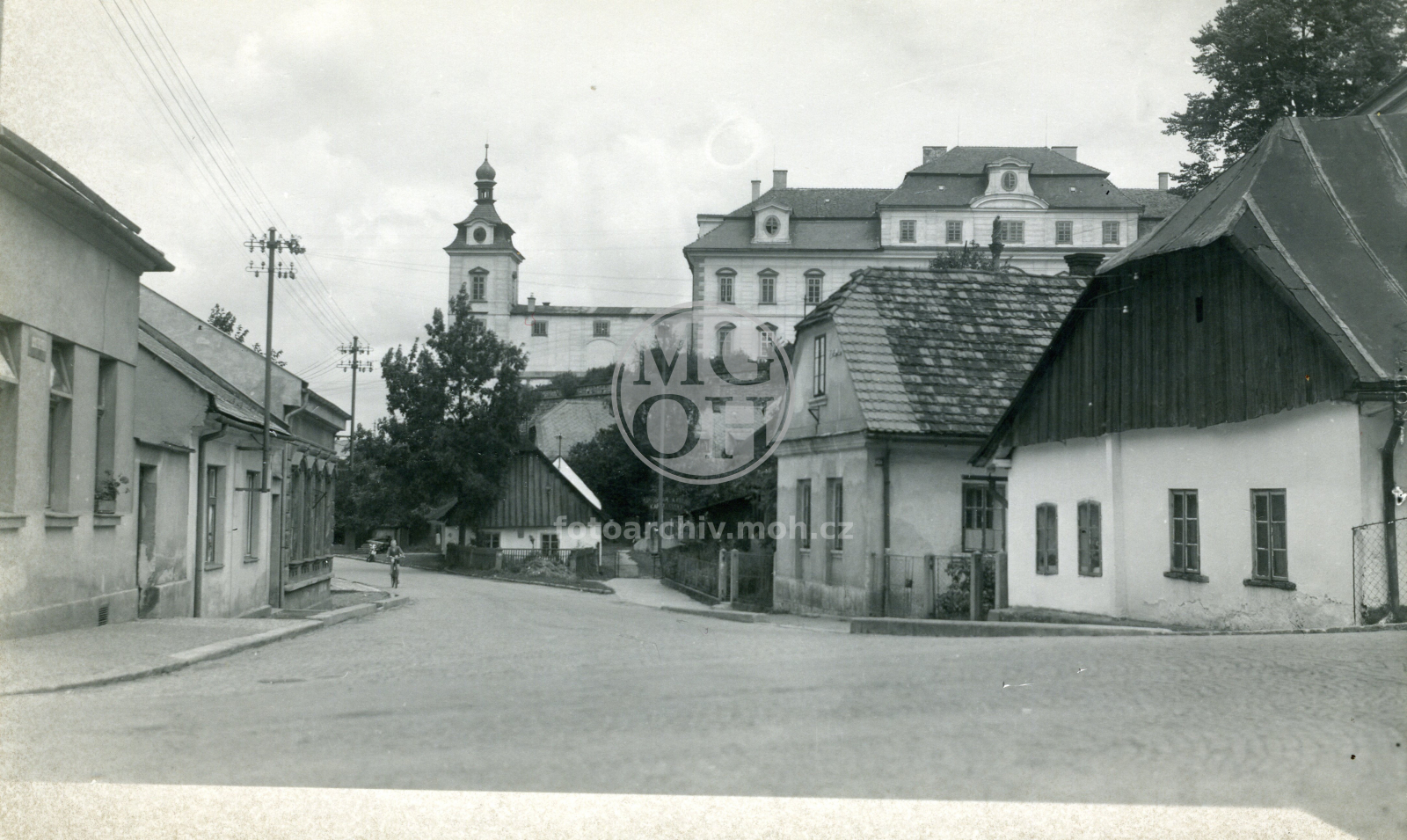 Fotografie - Betenglova ulice (dnes Dobrovského) - pohled od křižovatky s Tylovou ulicí směrem k zámku
