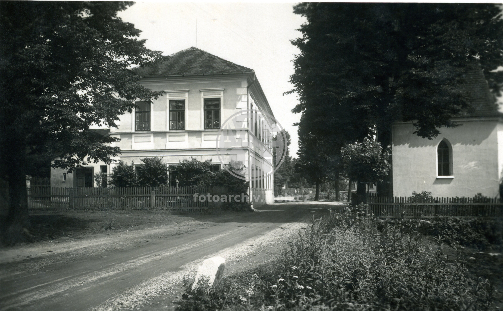 Fotografie - Škola a kaplička