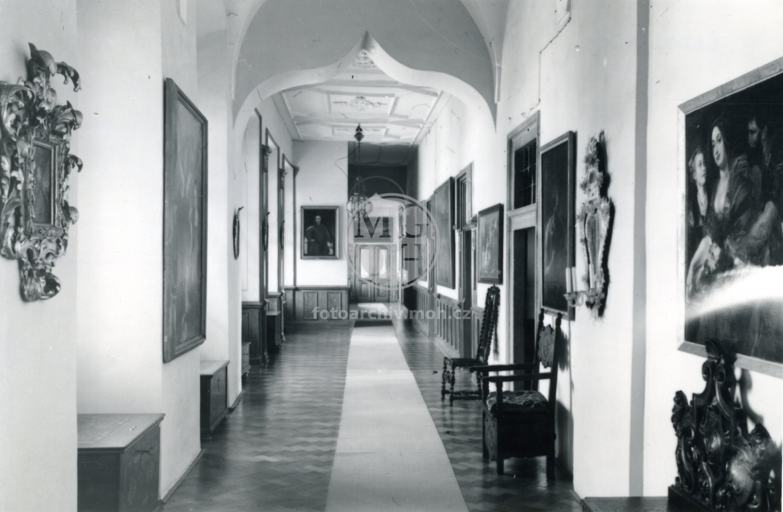 Fotografie - V zámku na chodbě