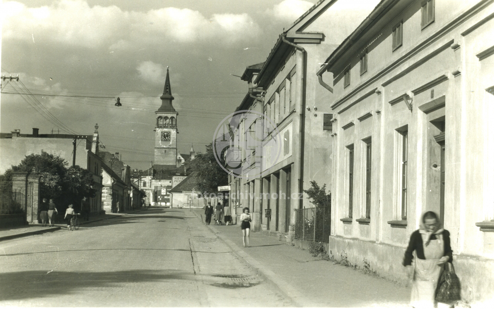 Fotografie - Vjezd na náměstí (Opočenská ulice)