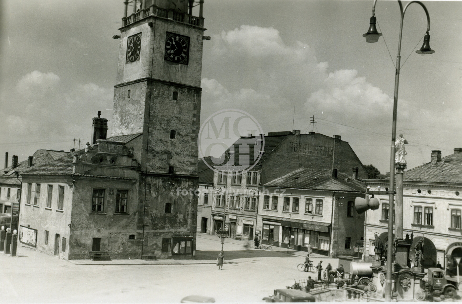 Fotografie - Náměstí, pohled na radnici a Mariánský sloup