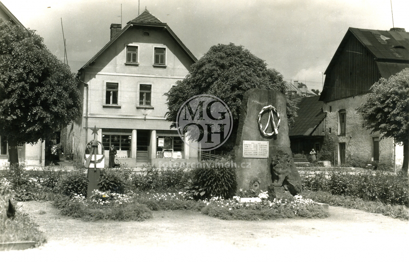 Fotografie - Náměstí městyse Nový Hrádek s památníkem padlých