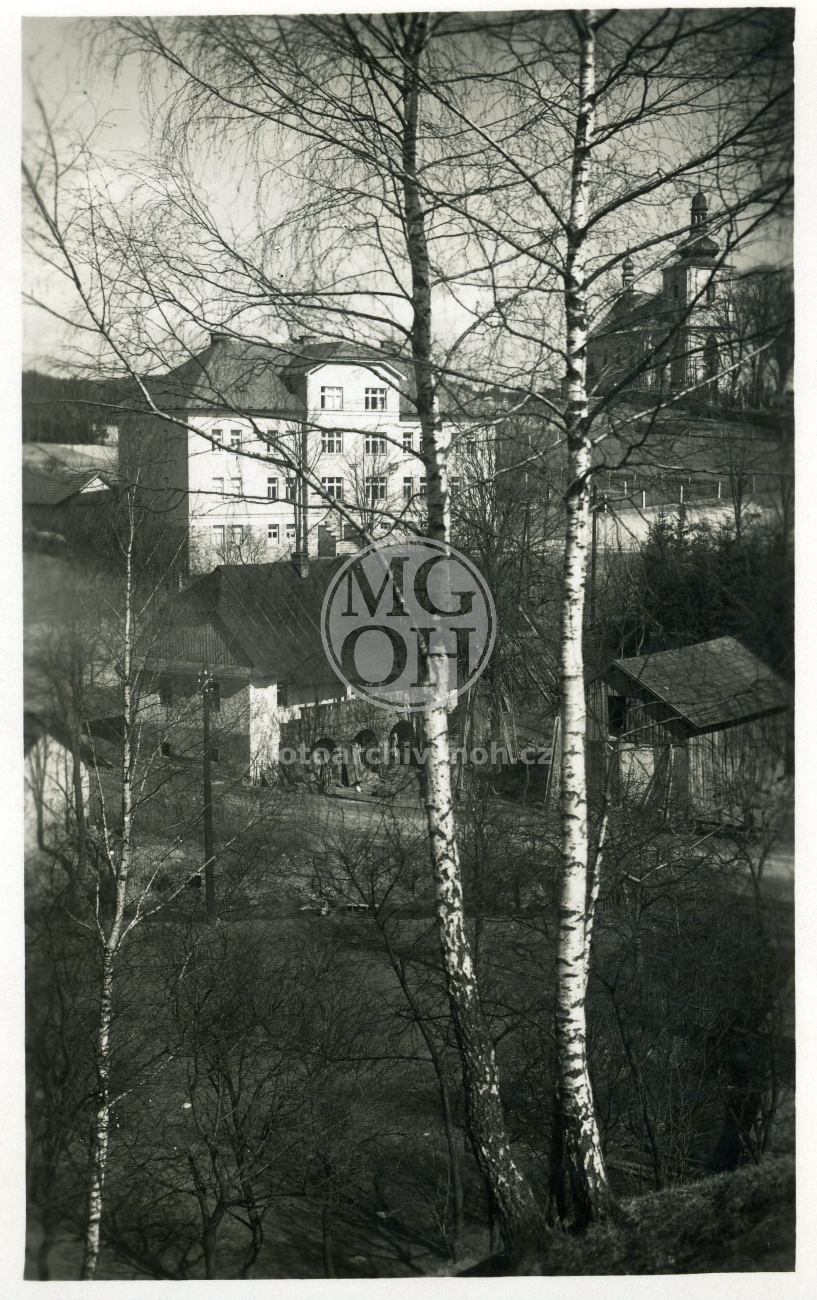 Fotografie - Partie u kostela