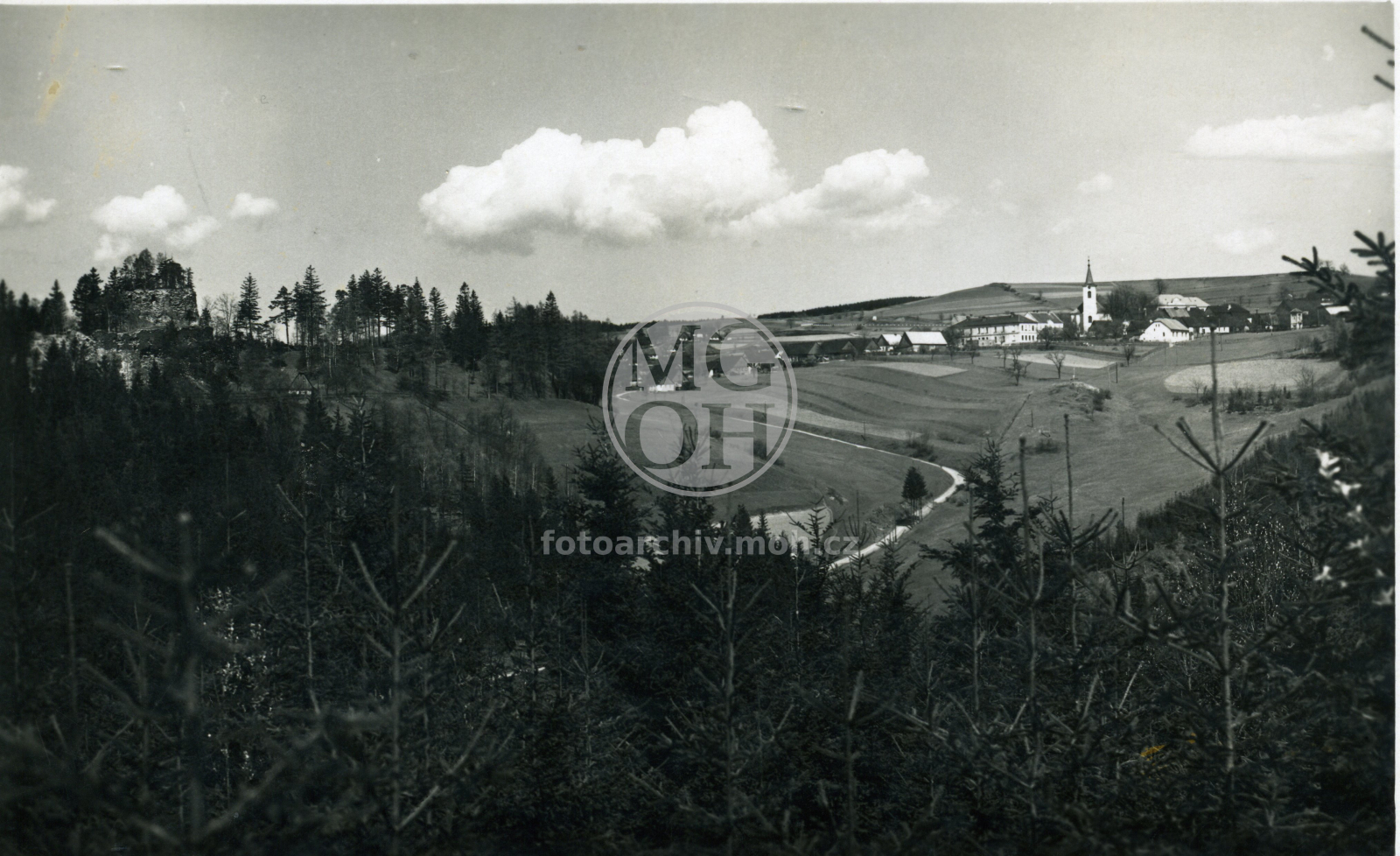 Fotografie - Celkový pohled se zříceninou hradu Frymburk