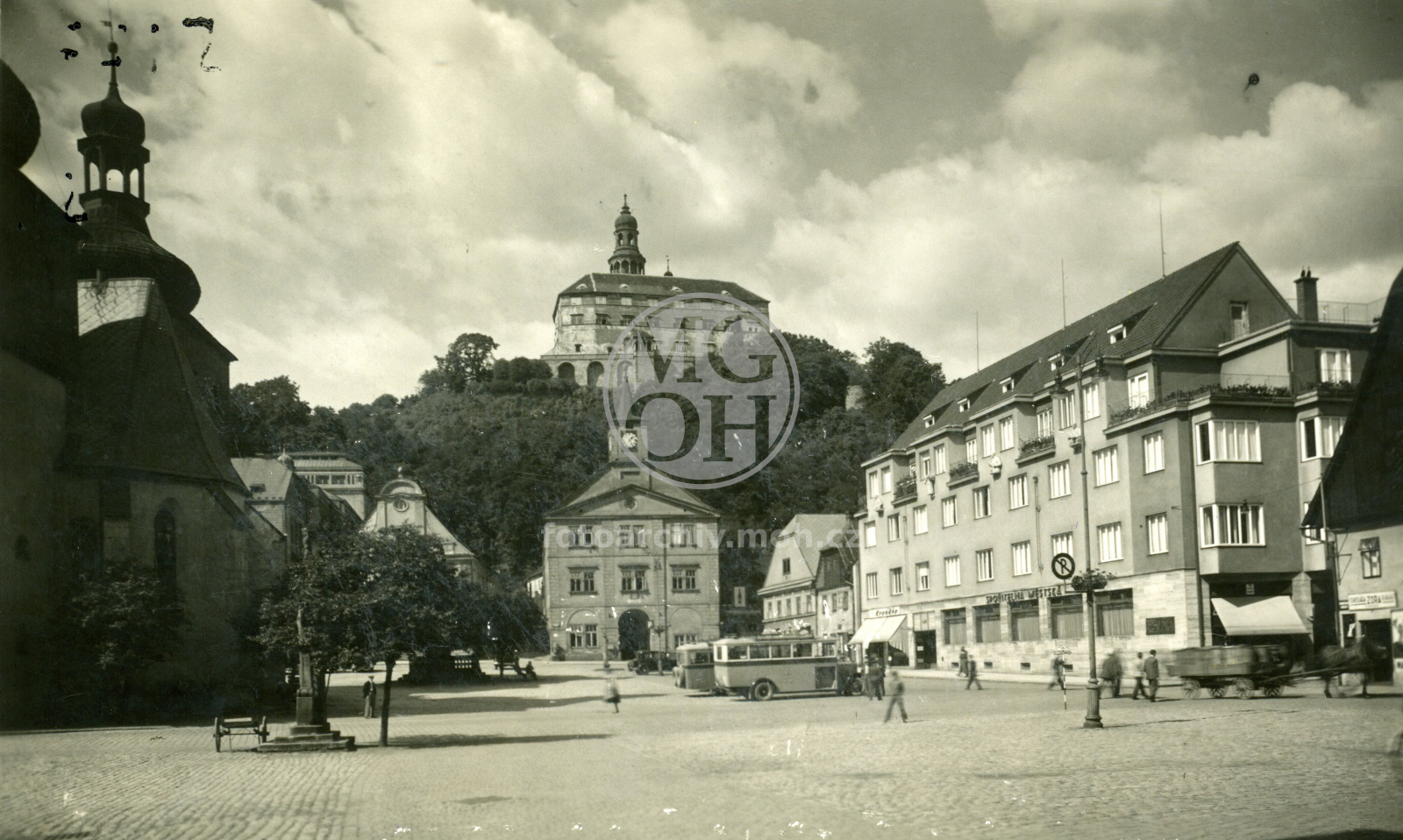 Fotografie - Celkový pohled - náměstí a zámek