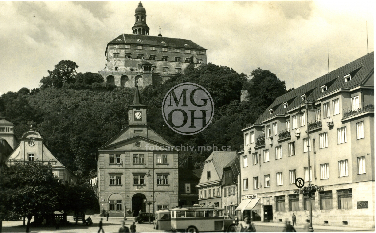 Fotografie - Zámek (z náměstí)