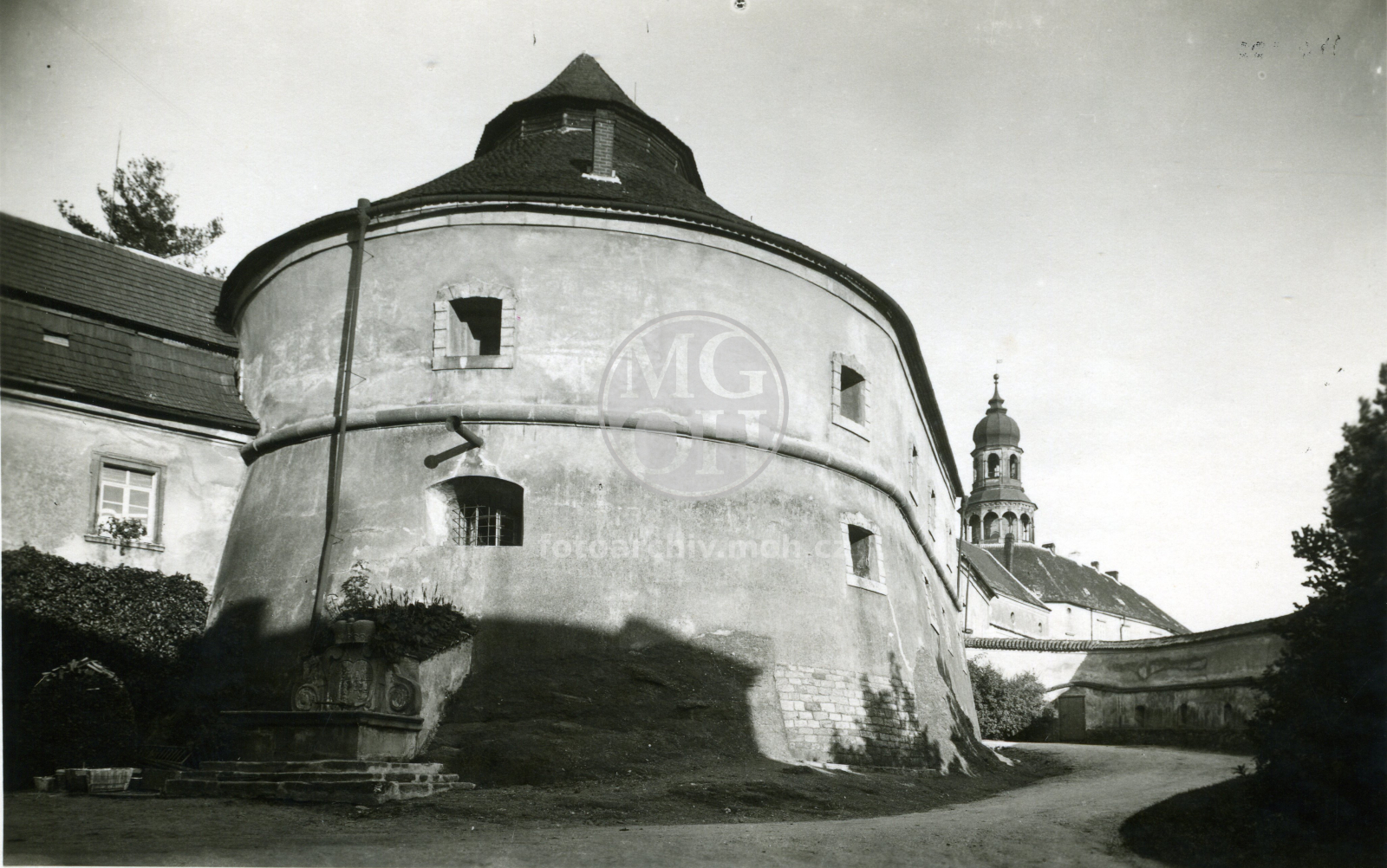 Fotografie - Zámek (z náměstí)