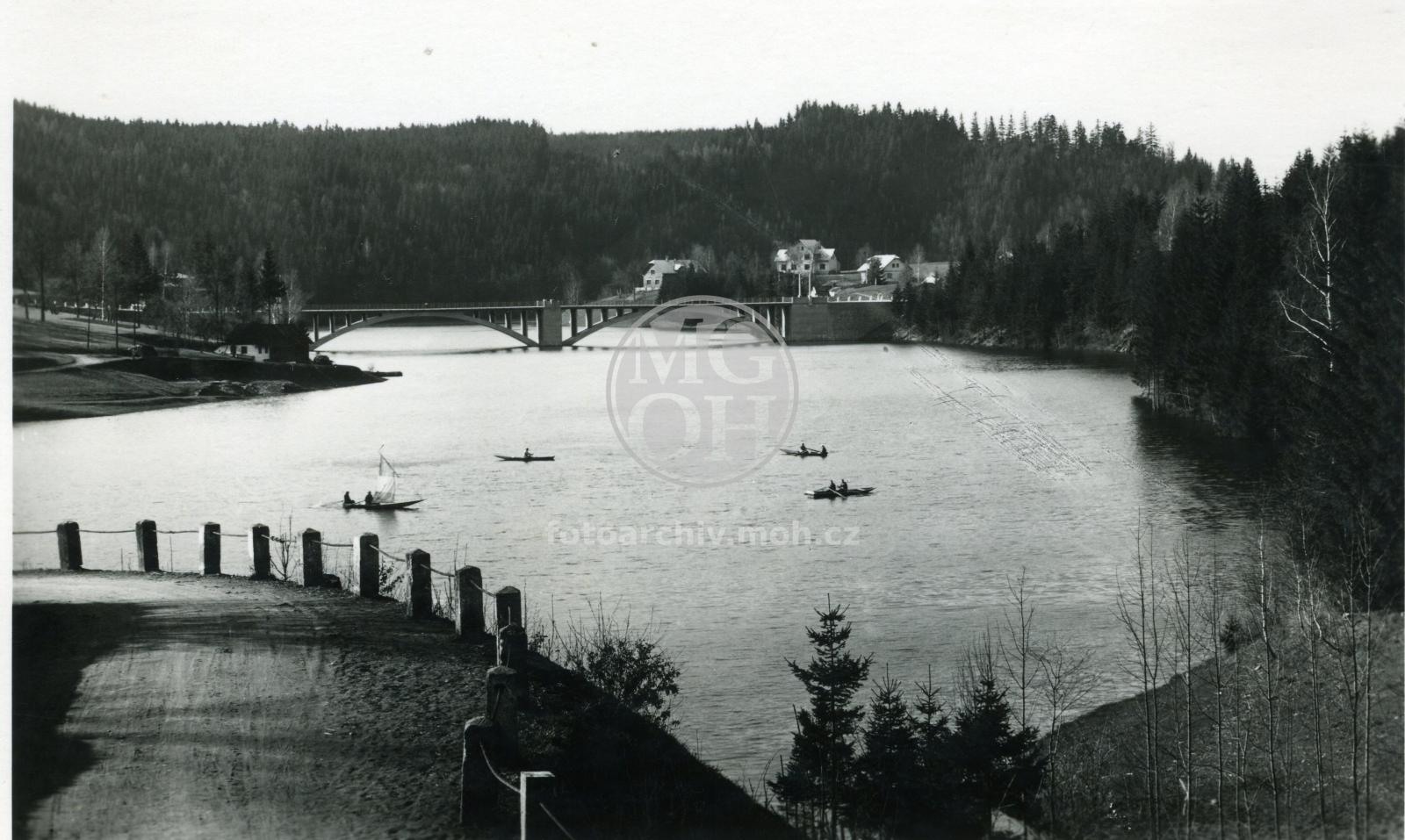 Fotografie - Přehrada - Celkový  pohled s mostem