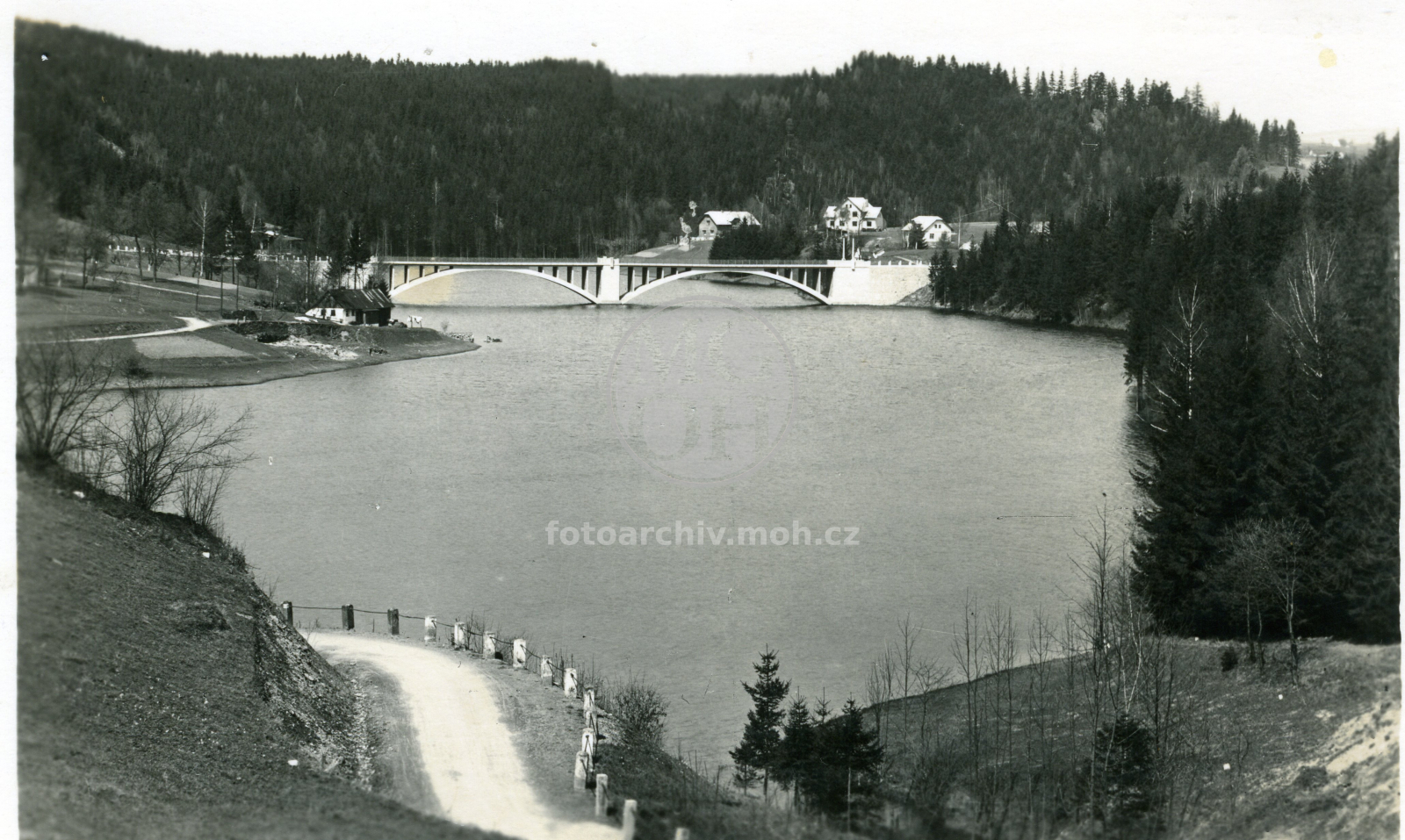 Fotografie - Přehrada - Celkový  pohled s mostem