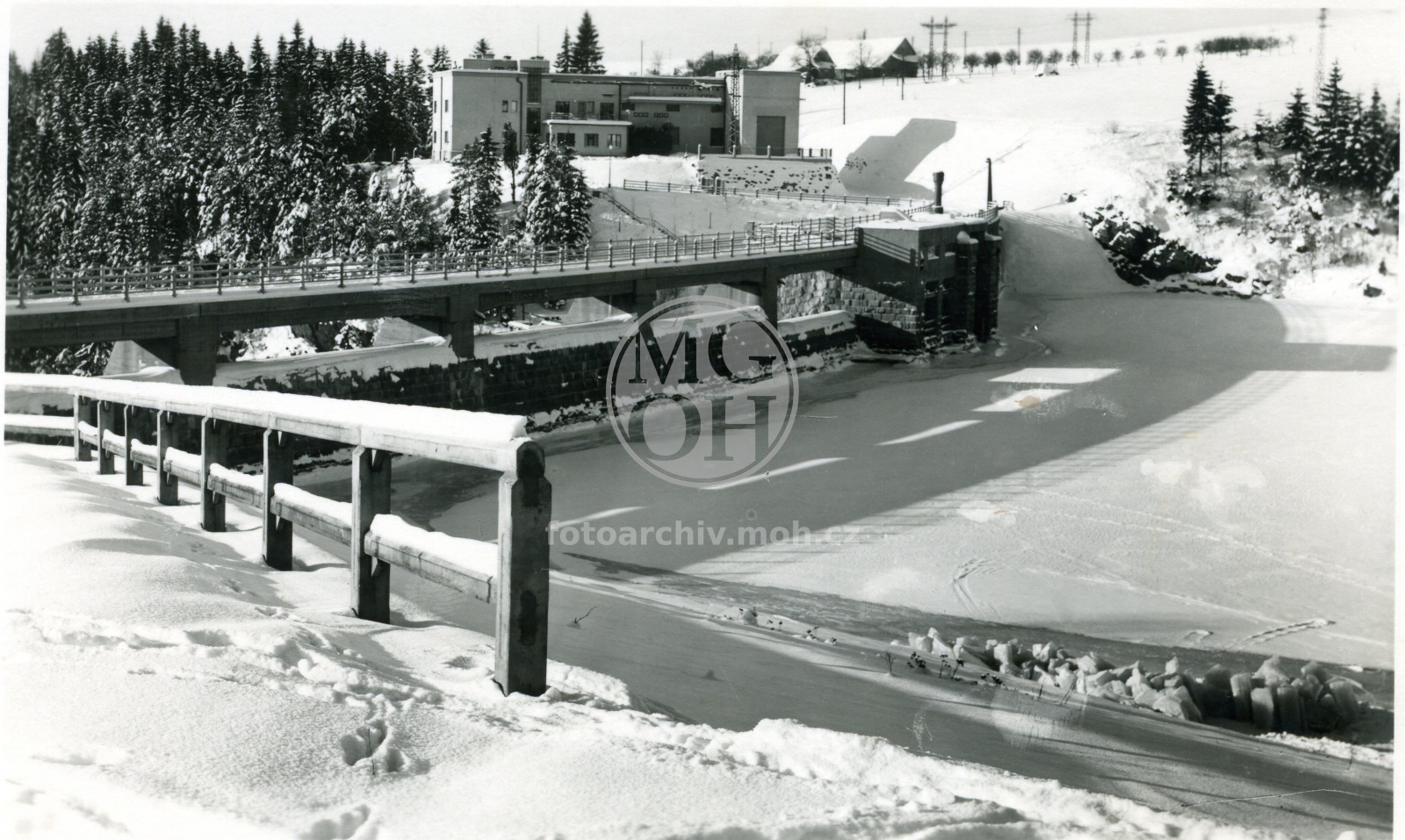 Fotografie - Přehrada s hrází v zimě
