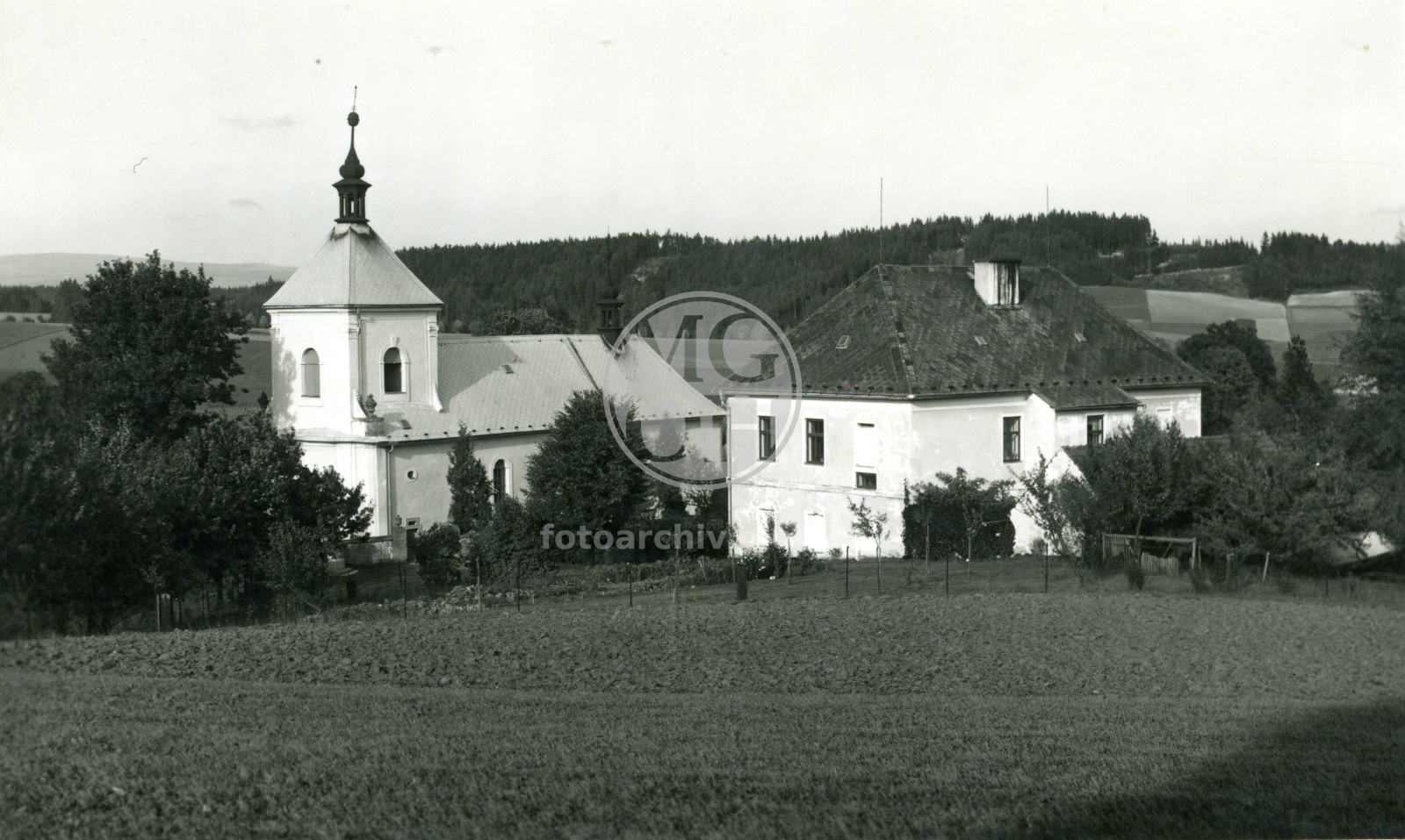 Fotografie - Kostel a škola