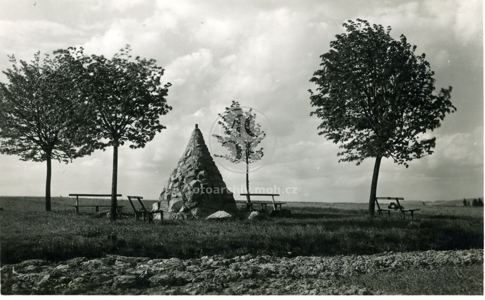 Fotografie - U mohyly