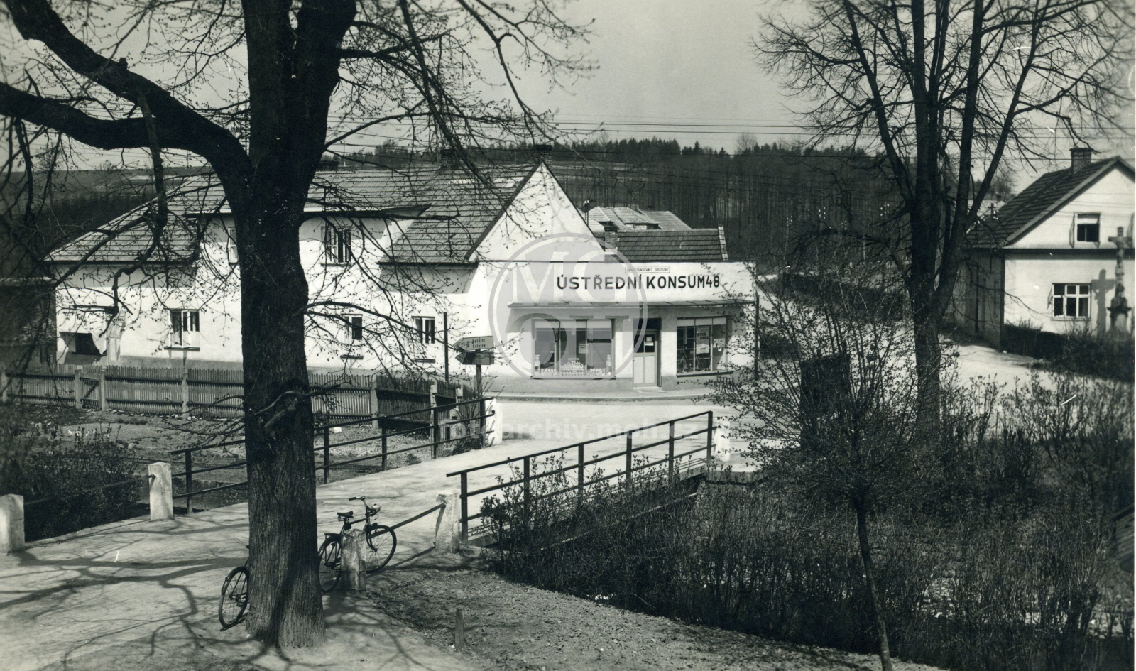 Fotografie - Obchod a most přes řeku Bělou