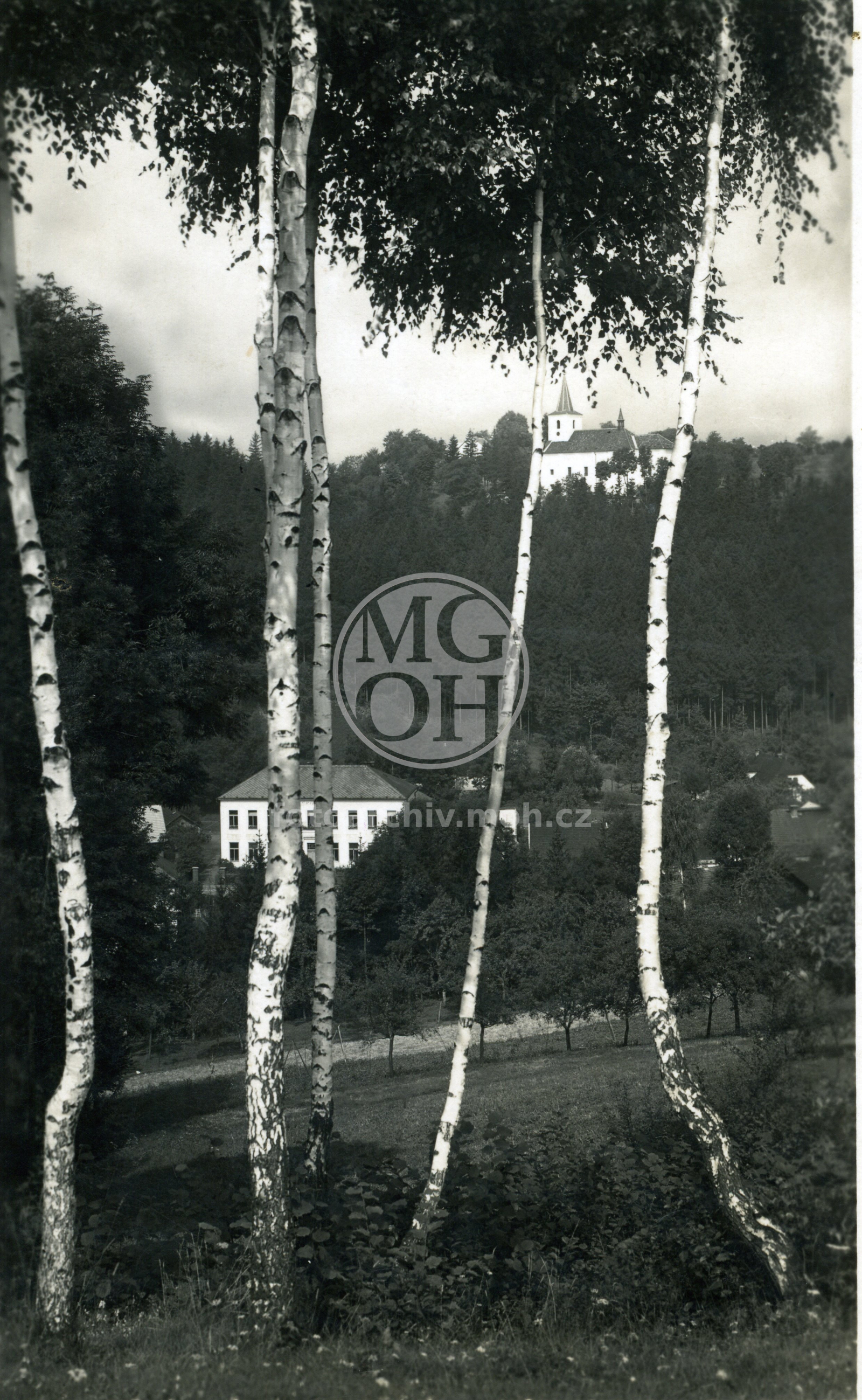 Fotografie - Kostel, škola