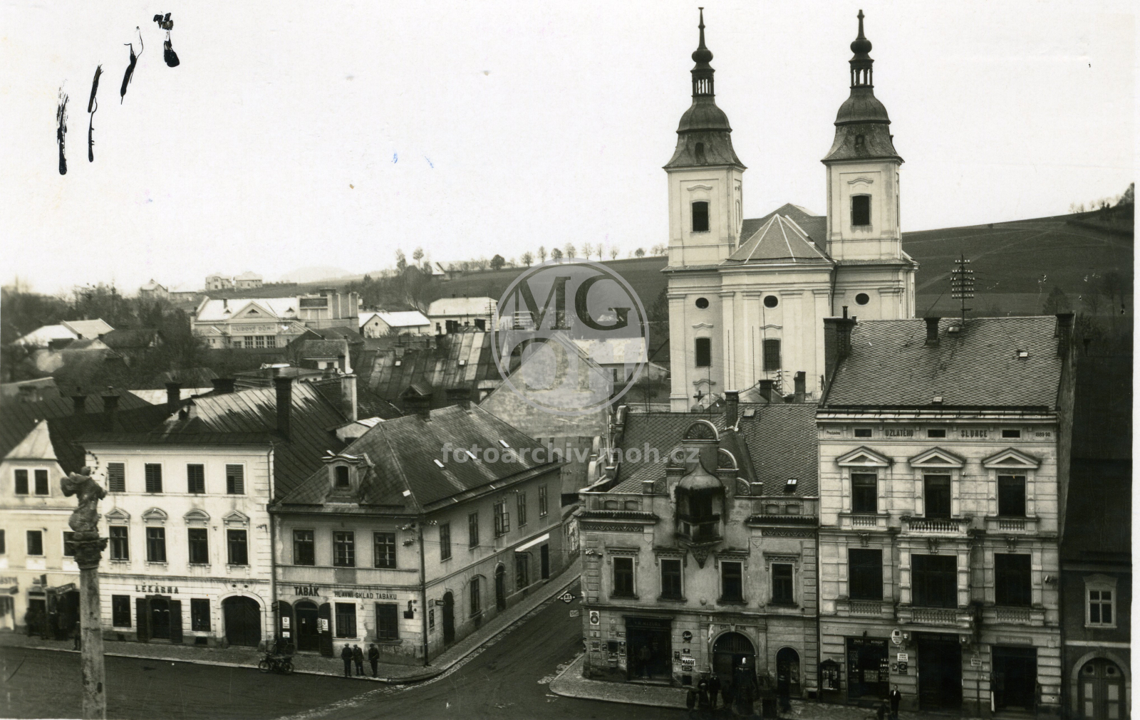 Fotografie - Pohled  na náměstí a kostel