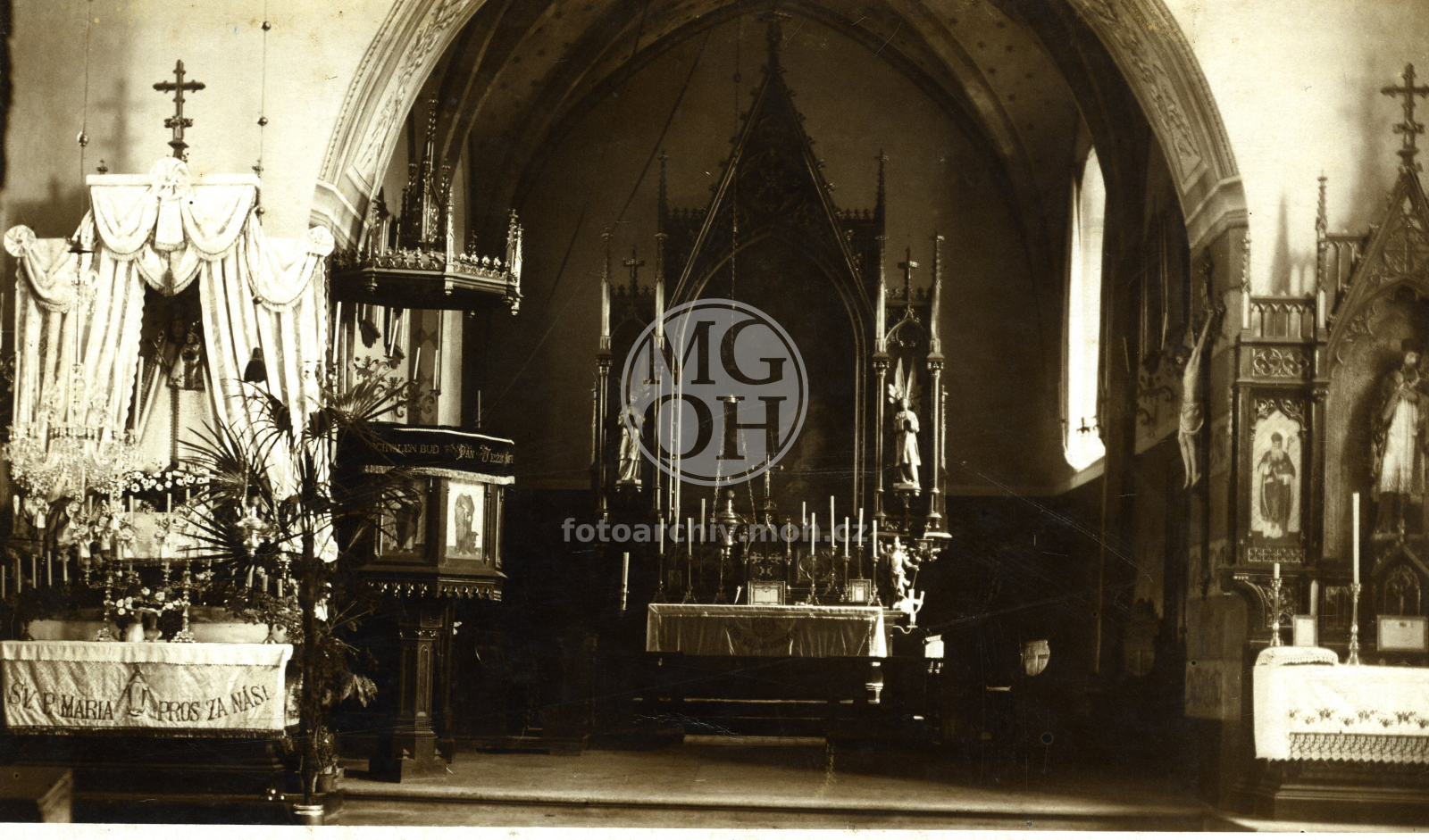 Fotografie - Hlavní a Mariánský oltář v kostele sv. Havla