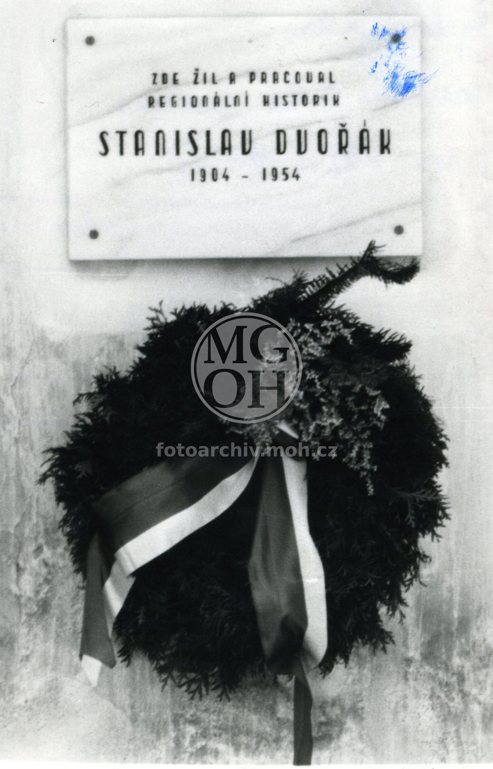 Fotografie - Deska Stanislava Dvořáka, odb. uč. osvět. .... ... ,Předseda MNV, Tyla atd.. (+26.7.1954)
Osoba: Dvořák Stanislav