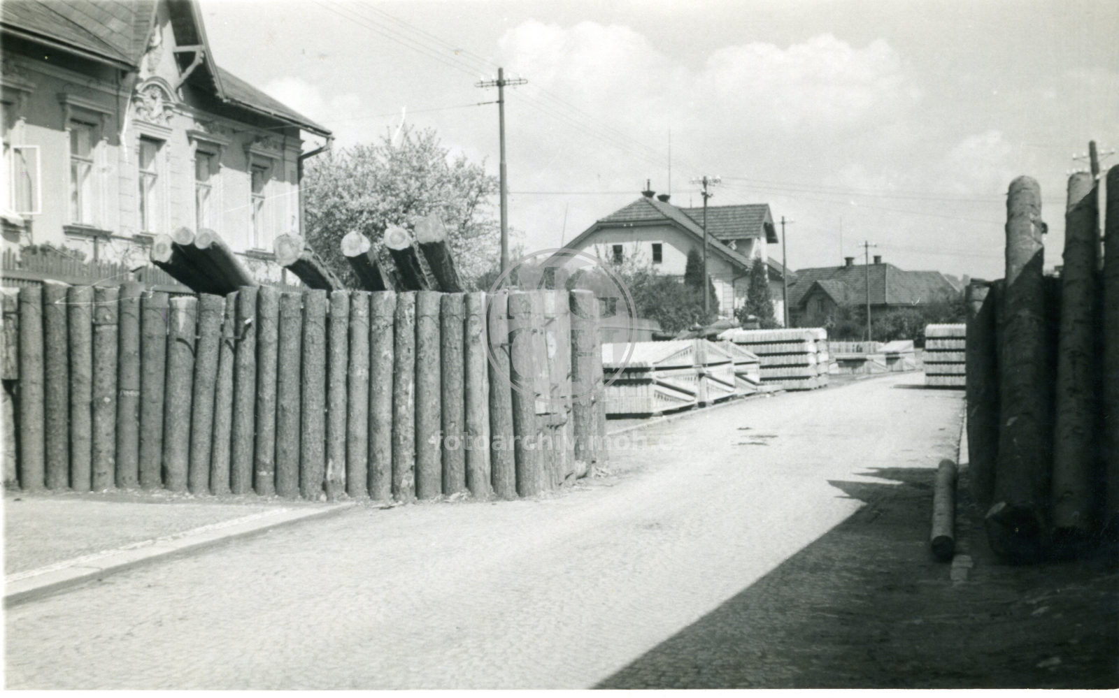 Fotografie - Ke konci okupace - zábrany na ulici