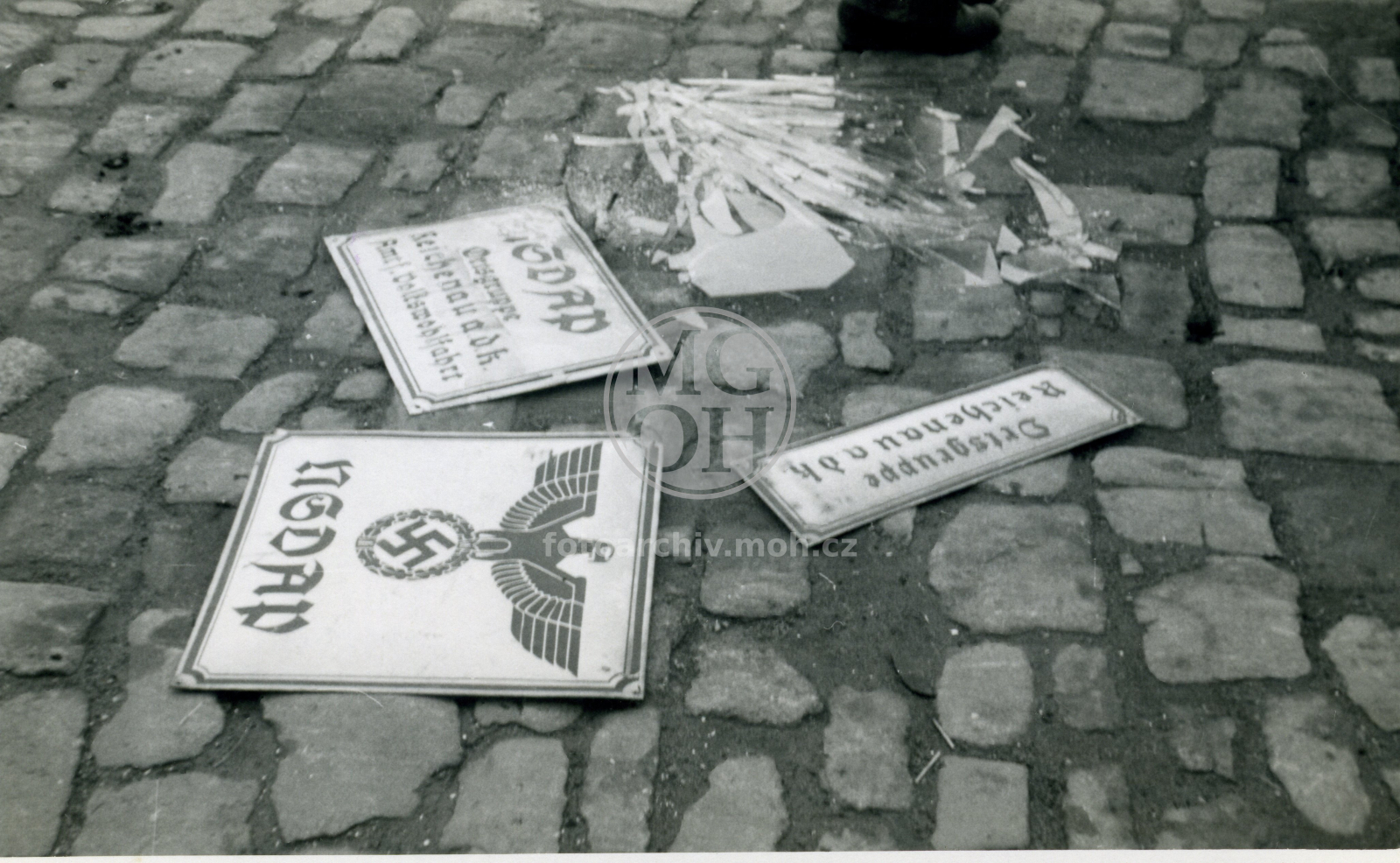 Fotografie - Ke konci okupace - ničení okupačních znaků