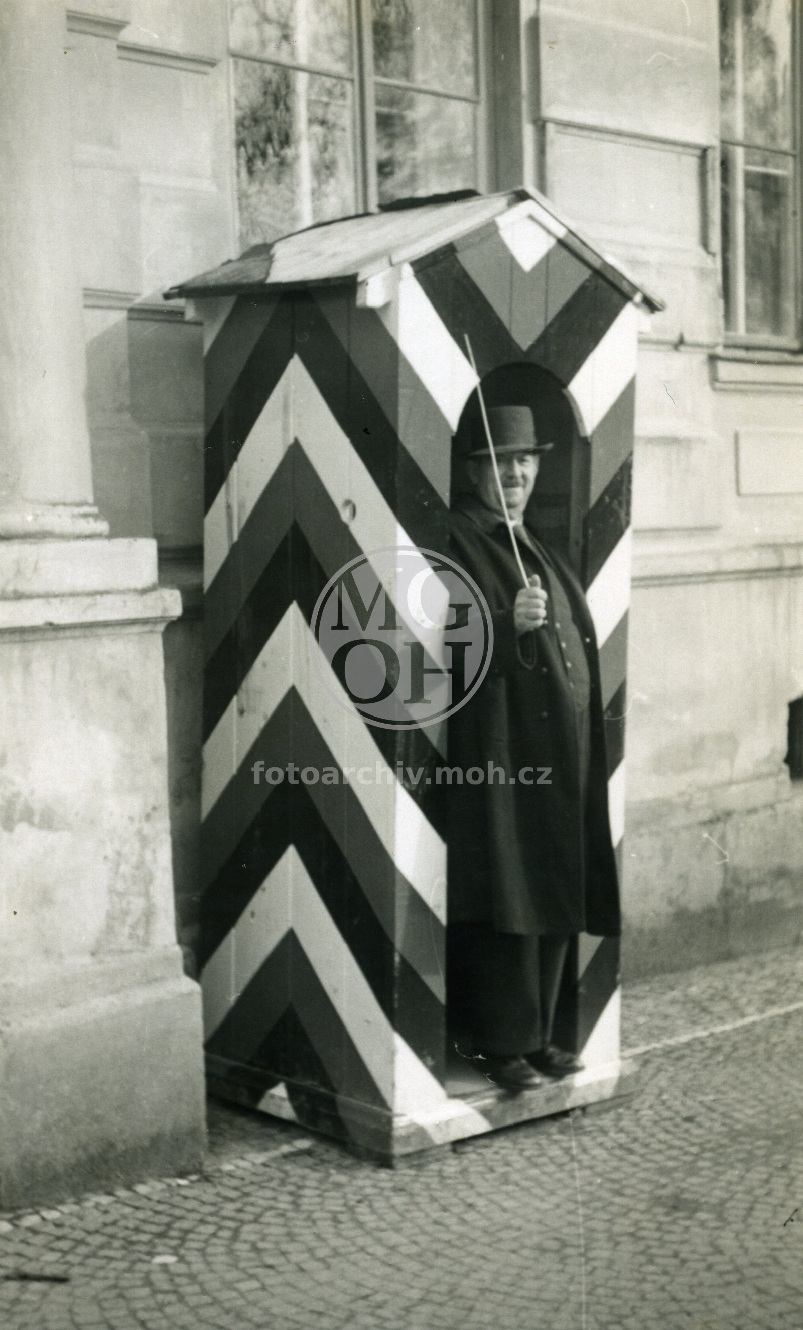 Fotografie - Německá strážní budka, v ní holič Janko Javůrek