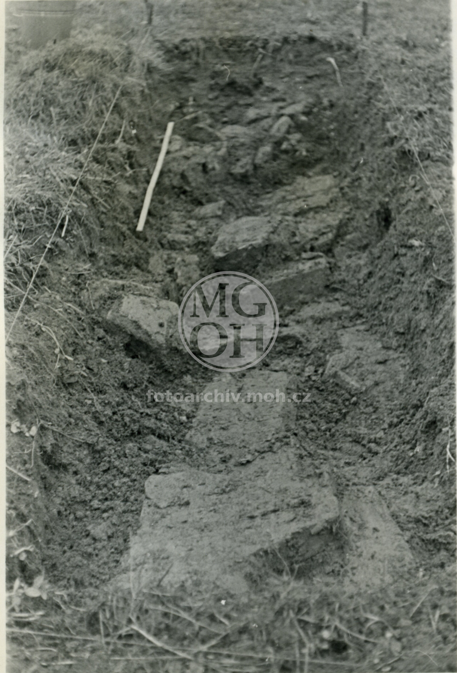 Fotografie - Stará huť, archeologická sonda - základy sklárny