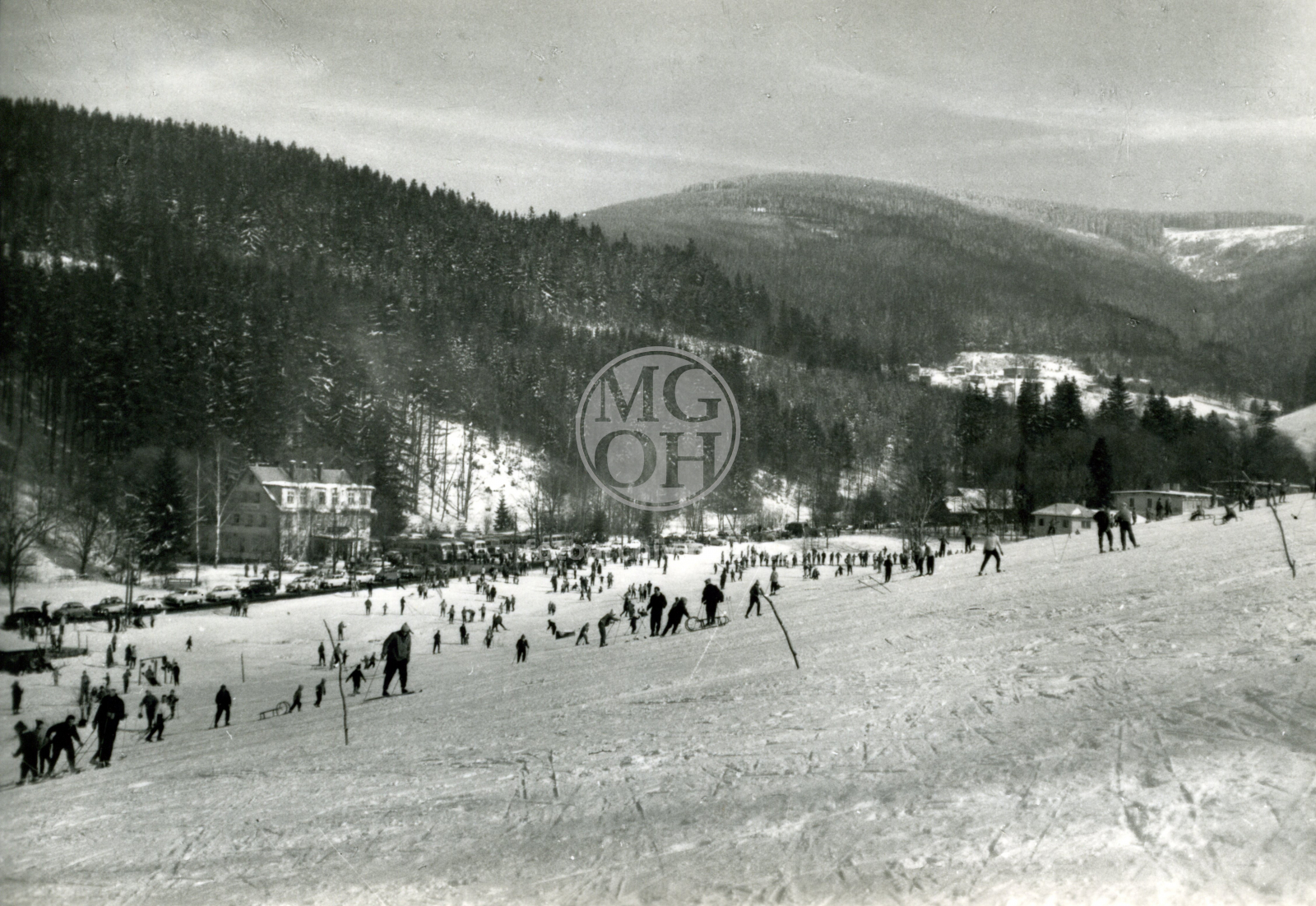 Fotografie - Lyžařský svah proti hotelu Praha