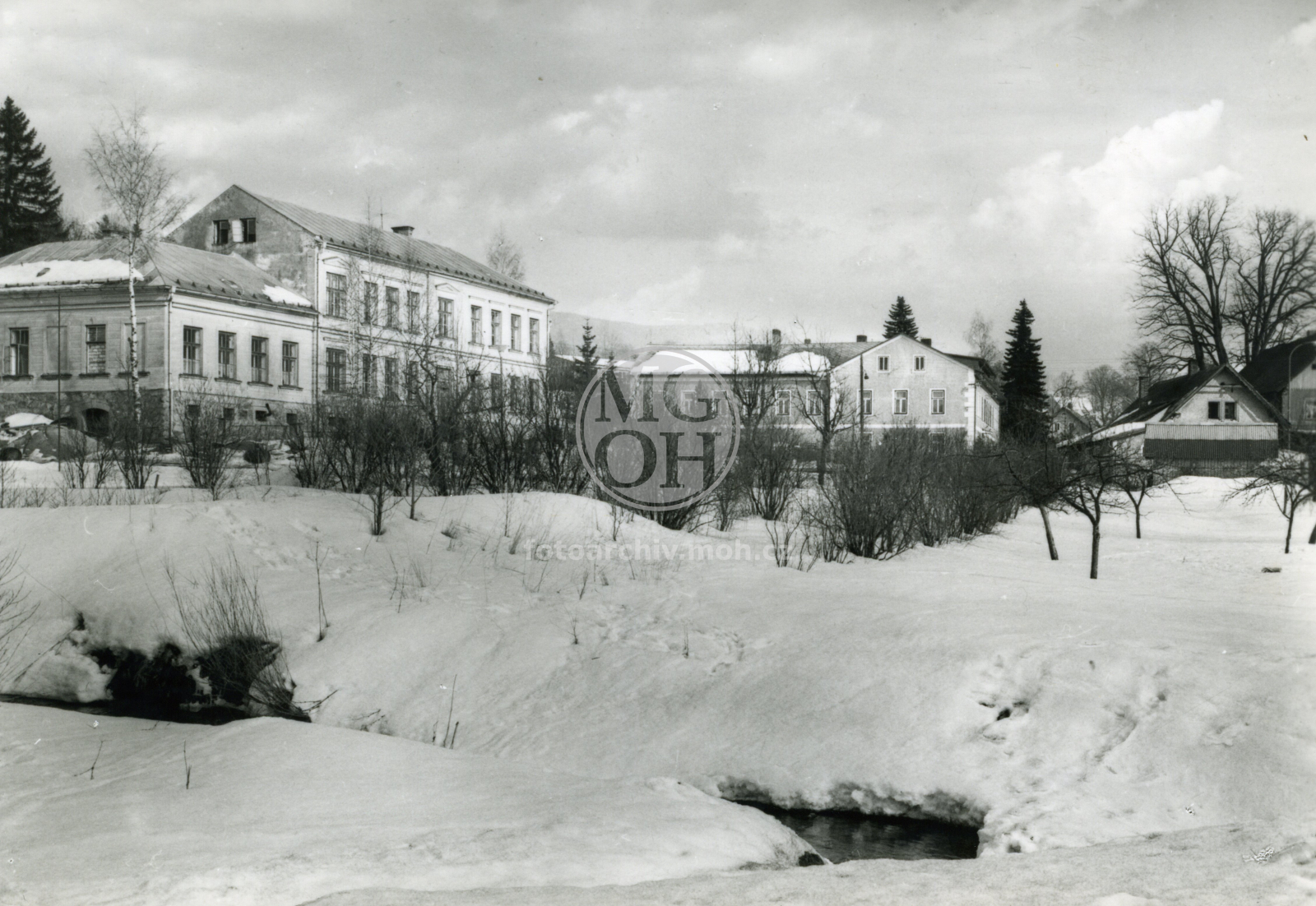 Fotografie - Škola a dětský domov v zimě