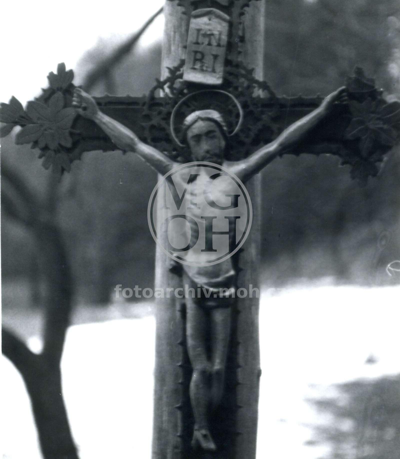 Fotografie - Kříž lid. řezbáře Ed. Dušánka z Rampuše (odsunut r. 1946) * maj.: Mádr, Nemanice čp.1