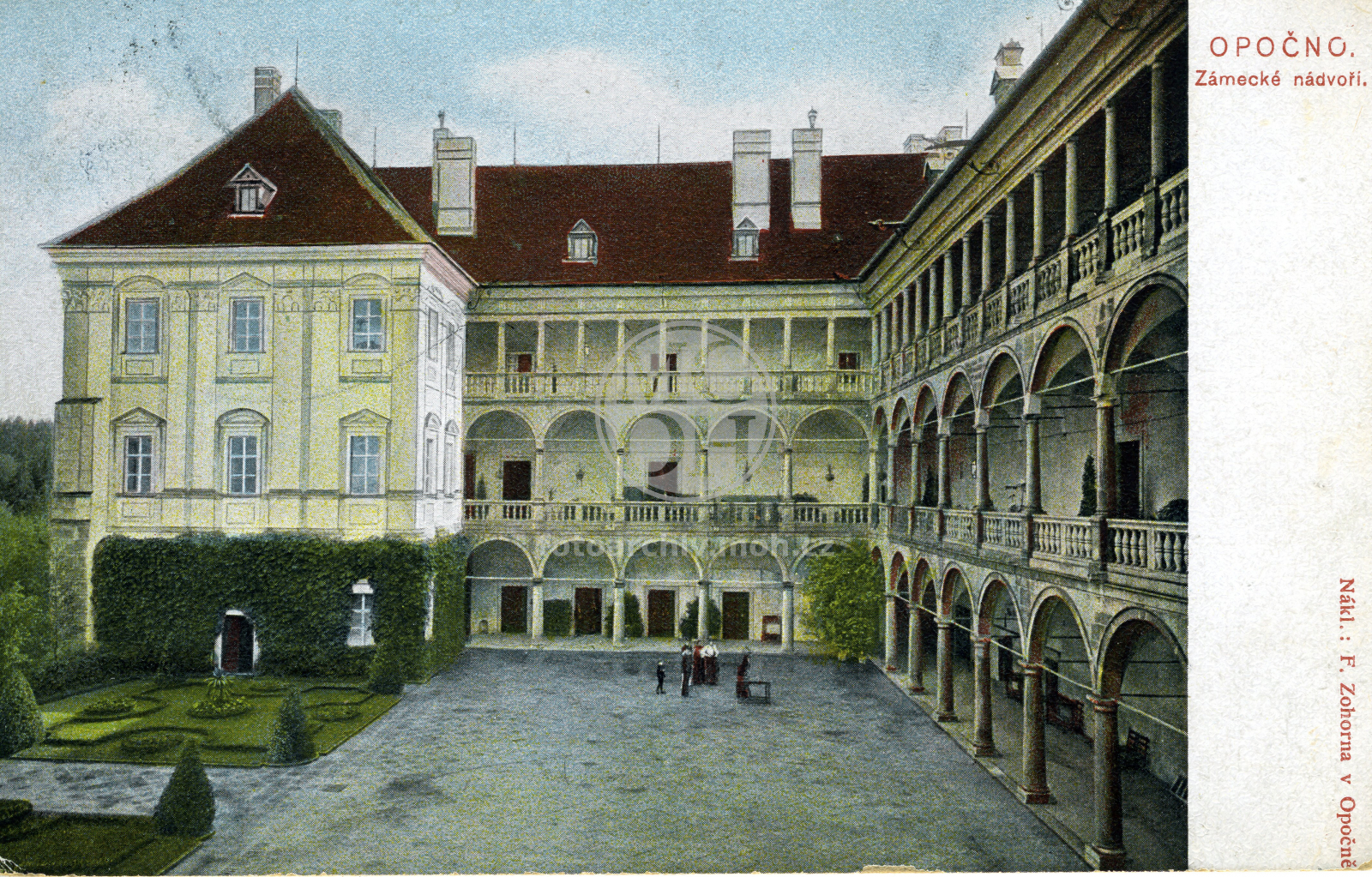 Fotografie - Zámecké nádvoří