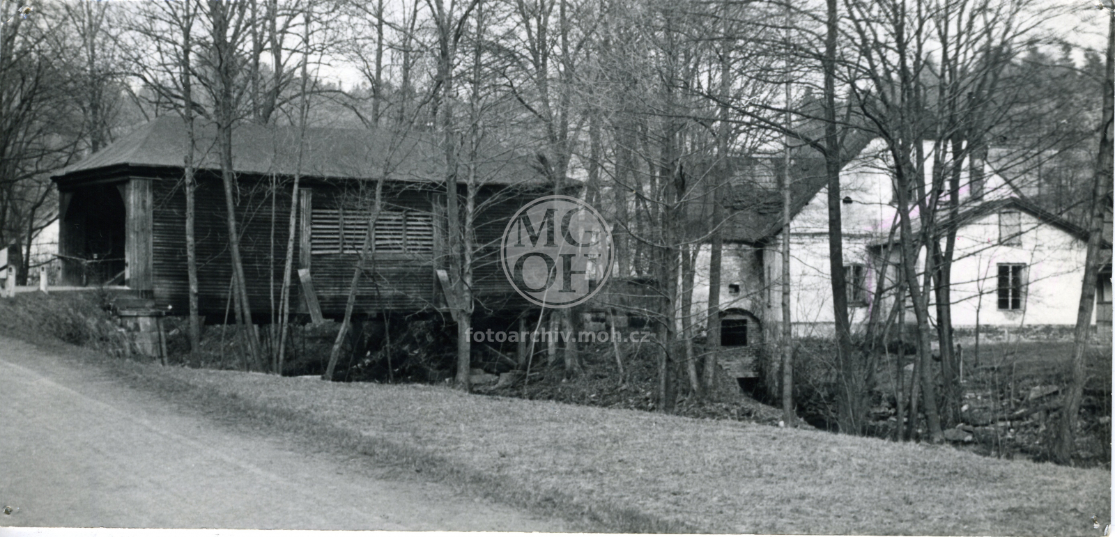 Fotografie - Dřevěný most přes Zdobnici a areál valchy