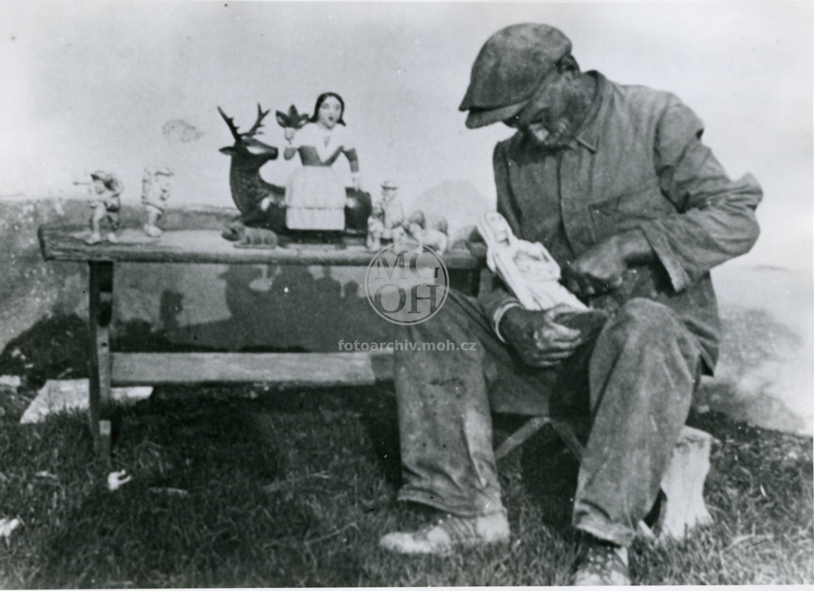 Fotografie - Lid. řezbář, +1950 v Albrechticích, při práci
Osoba: Štichauer Ladislav