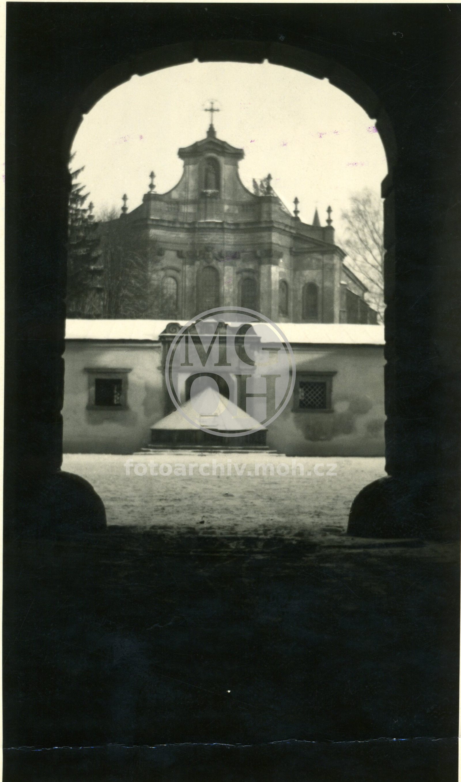 Fotografie - Kostel Nejsvětější Trojice - průhled z nádvoří zámku