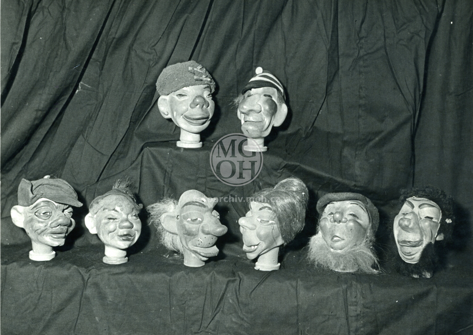 Fotografie - Hlavy loutek, dílo J. Koloma z Kunvaldu čp.4
Na jednom snímku řezbář při práci