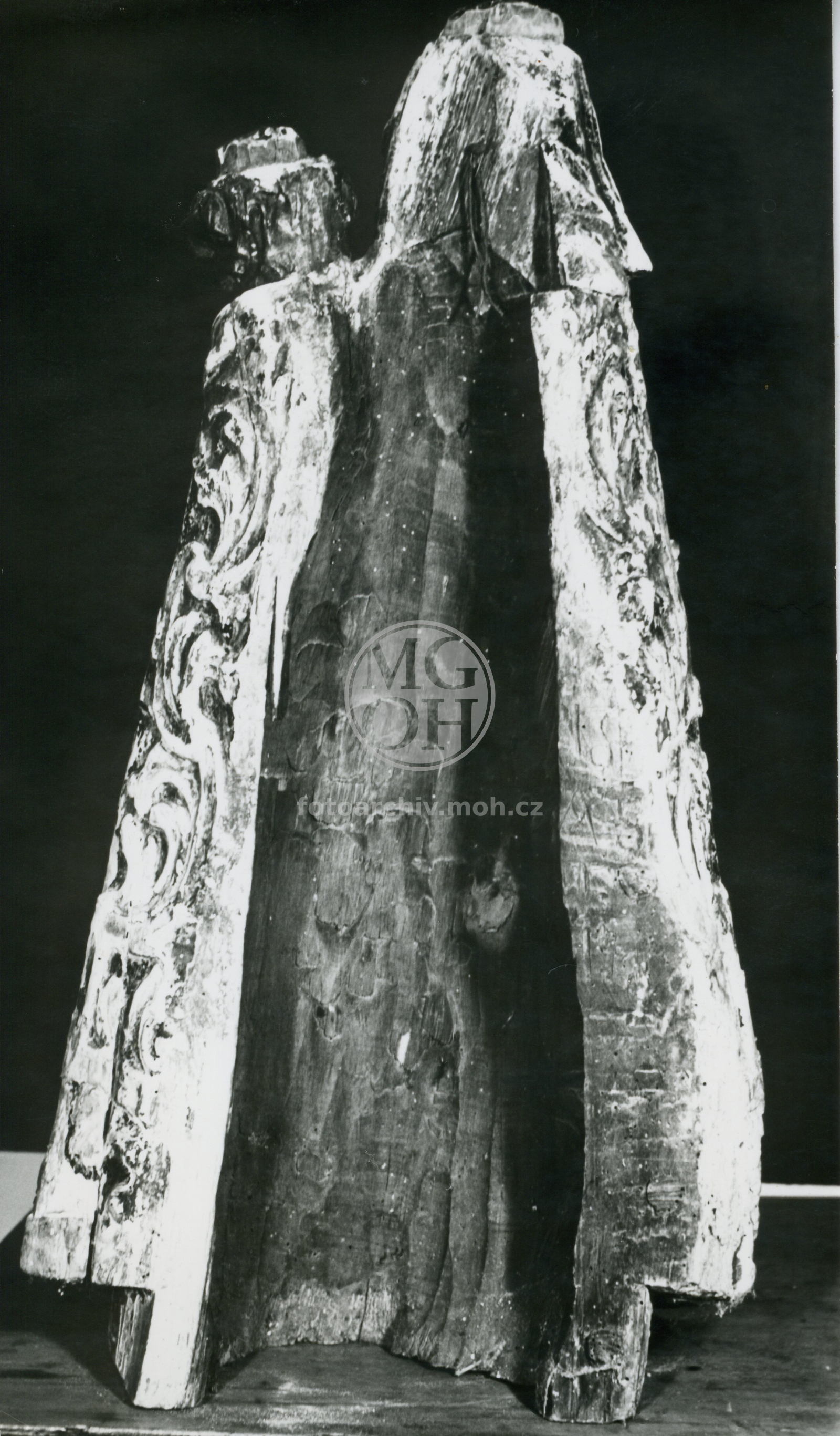 Fotografie - Zadní část dřevěné sošky