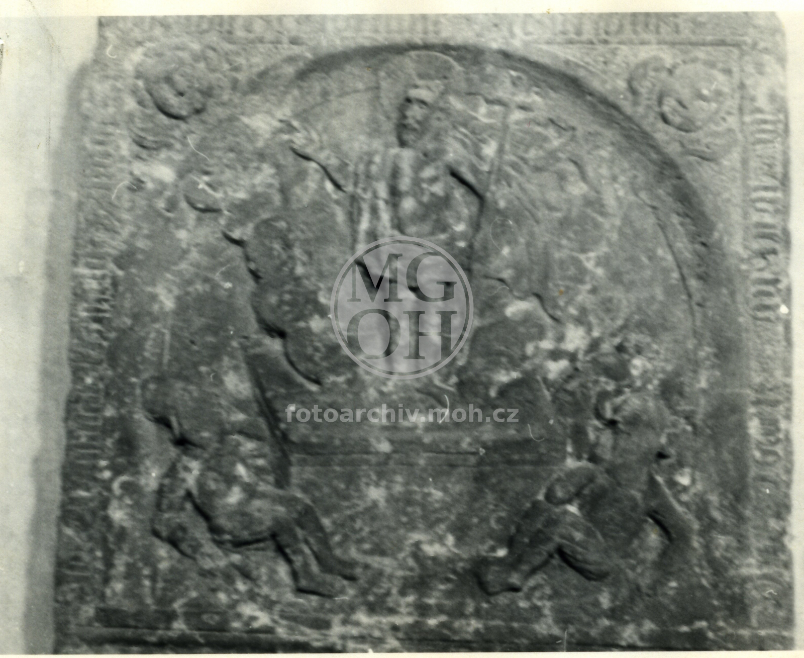 Fotografie - Kostel, nejstarší náhrobek - Bedřicha z Vlkánova a Lidmily Talackovny z Ještětic