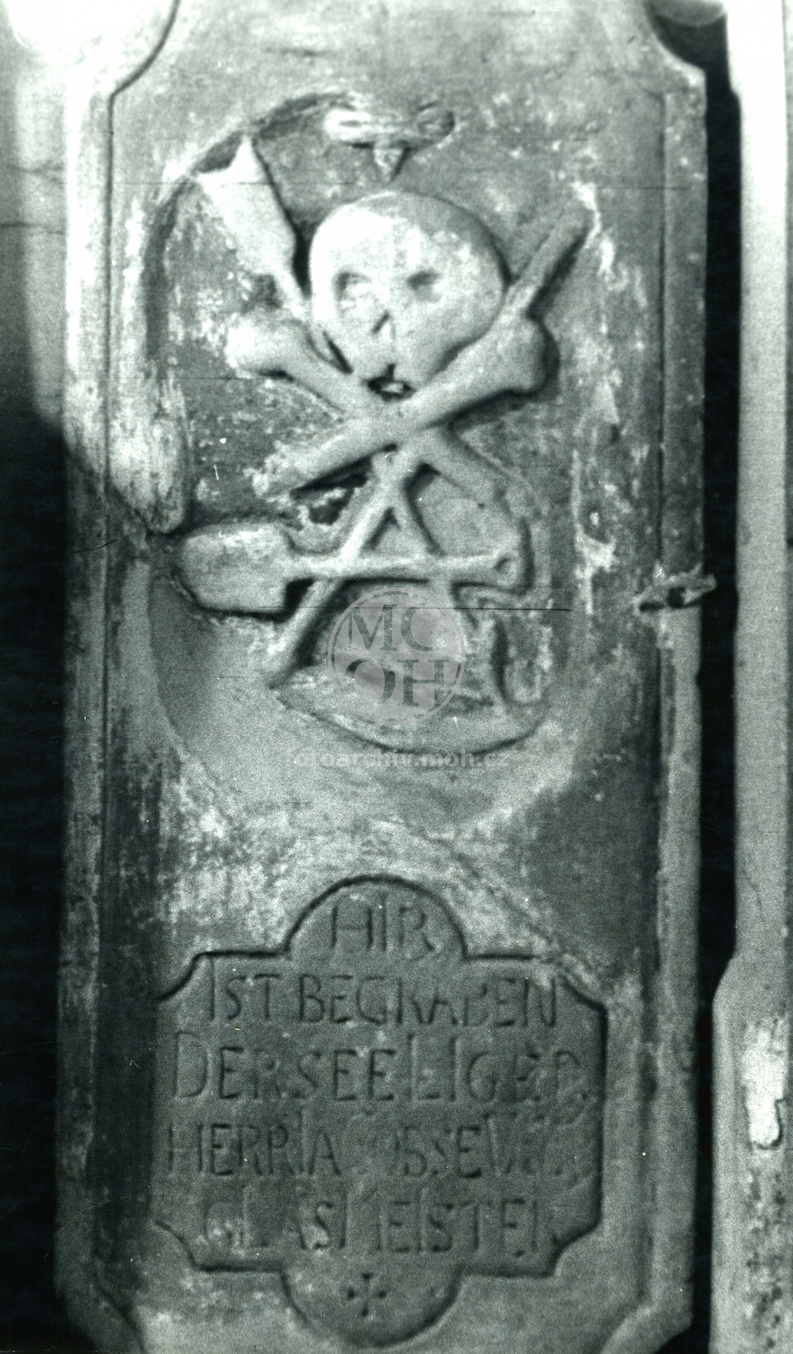 Fotografie - Náhrobní kámen skláře Jakuba Seewalda, předsíň kostela