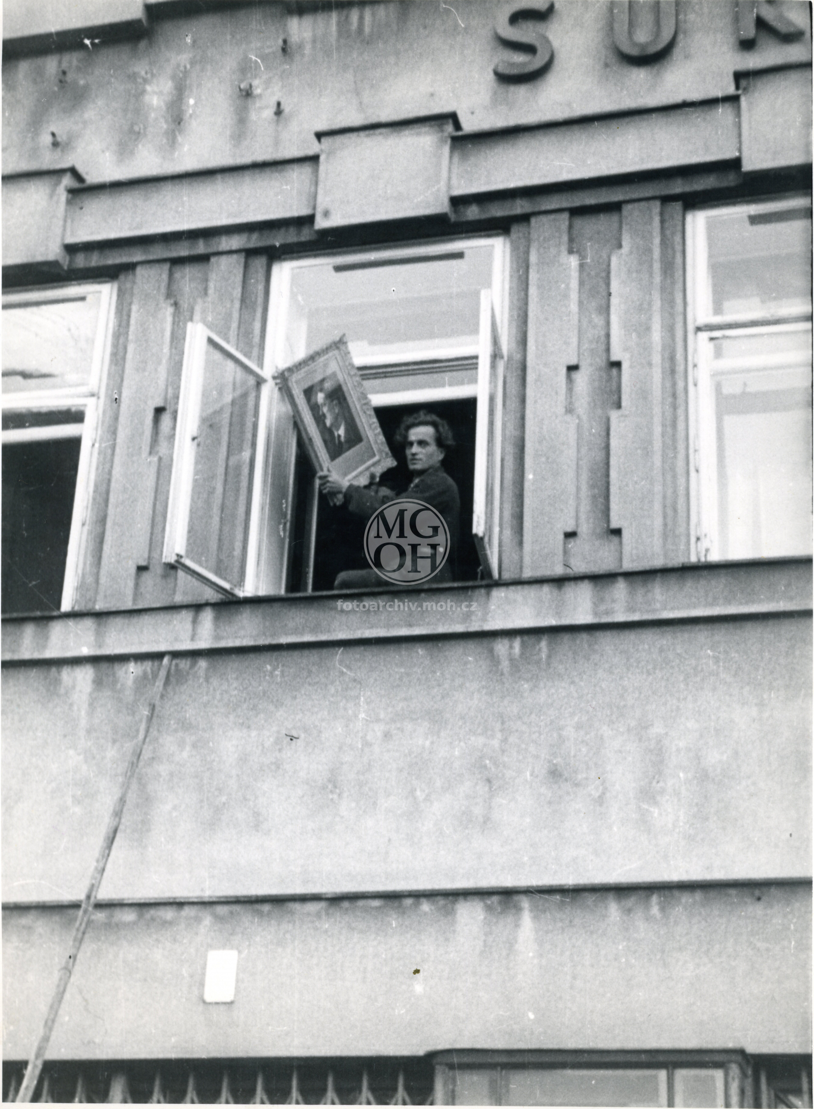 Fotografie - Konec protektorátu, vyhazování obrazu A. Hitlera z čp.45
