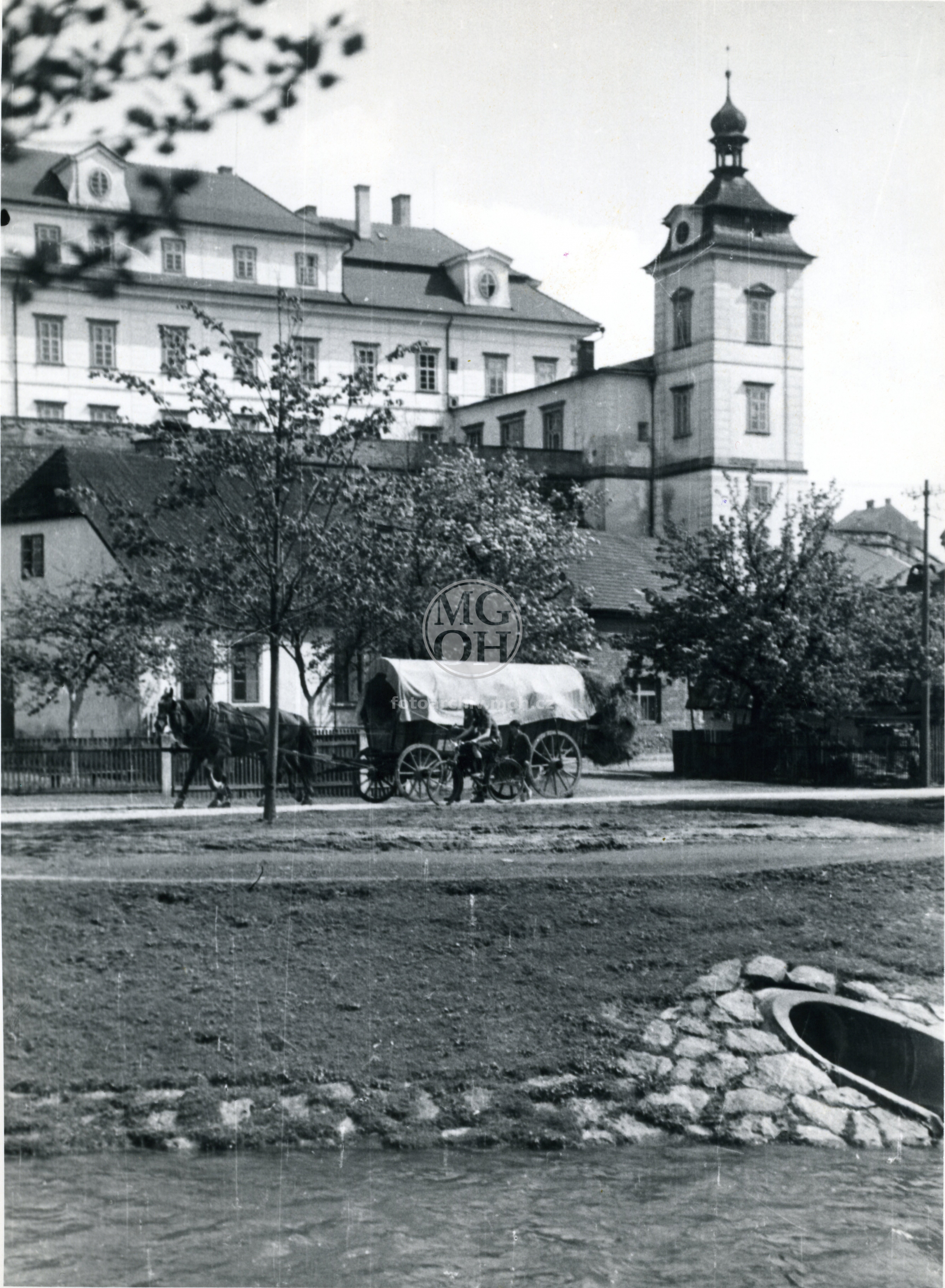 Fotografie - Zámek - pohled od řeky v Chaloupkách