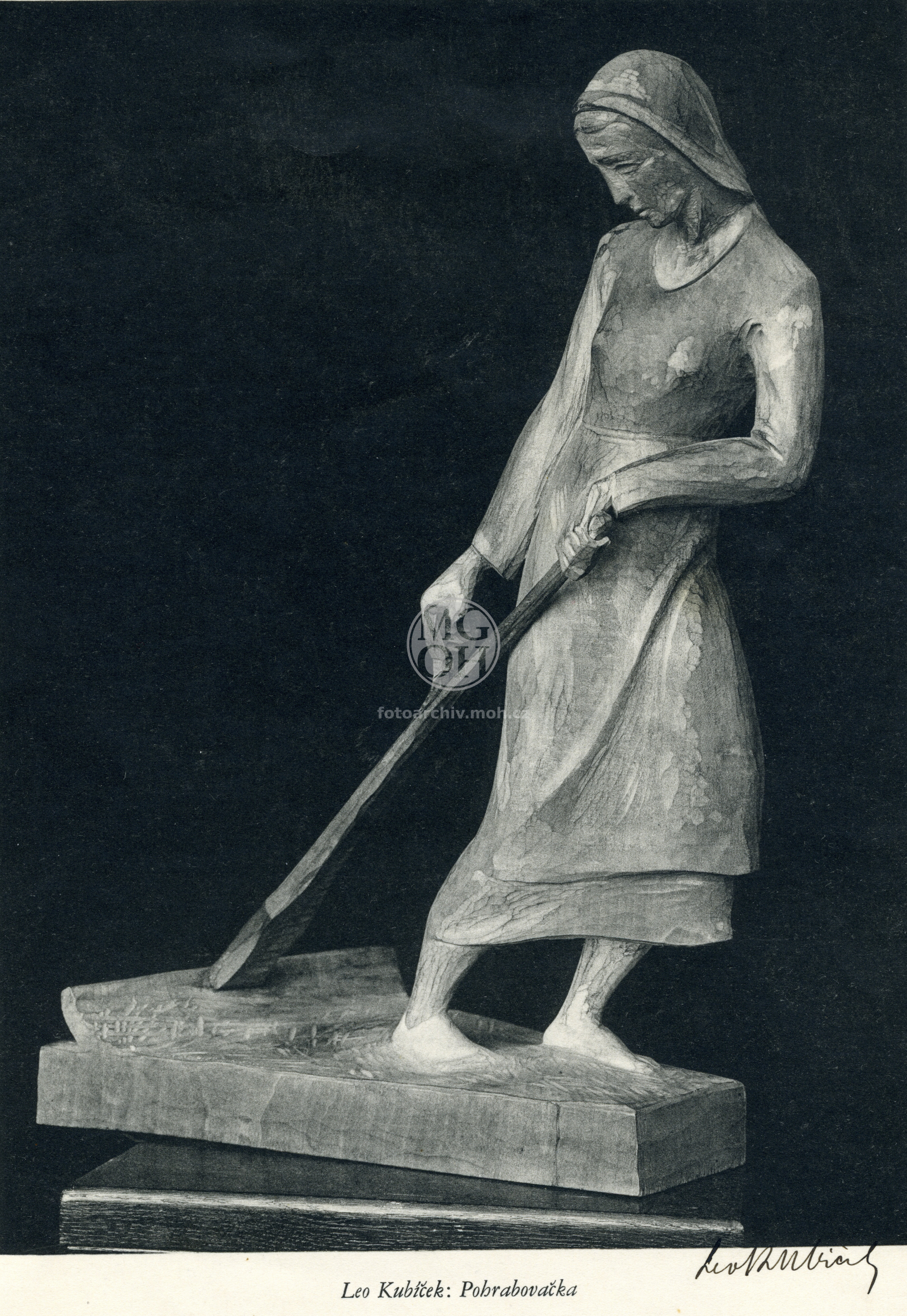 Fotografie - Dílo sochaře L.Kubíčka - Pohrobnovačka