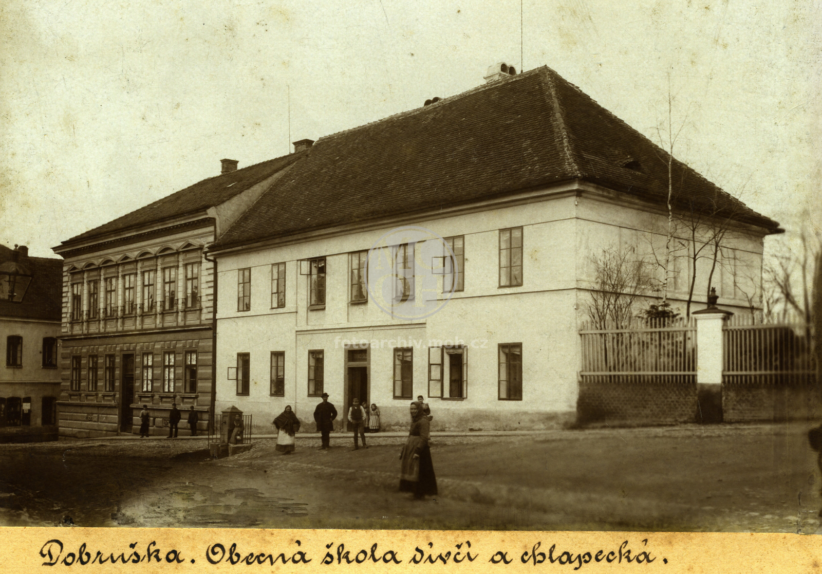 Fotografie - Obecná škola, chlapecká a dívčí