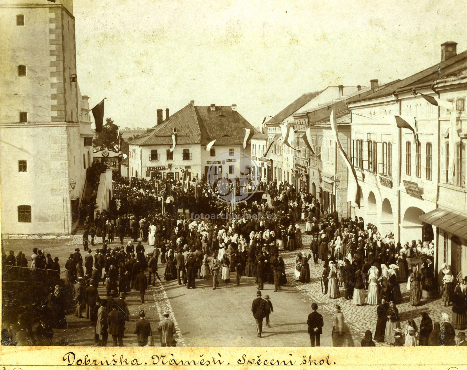 Fotografie - Náměstí - svěcení škol