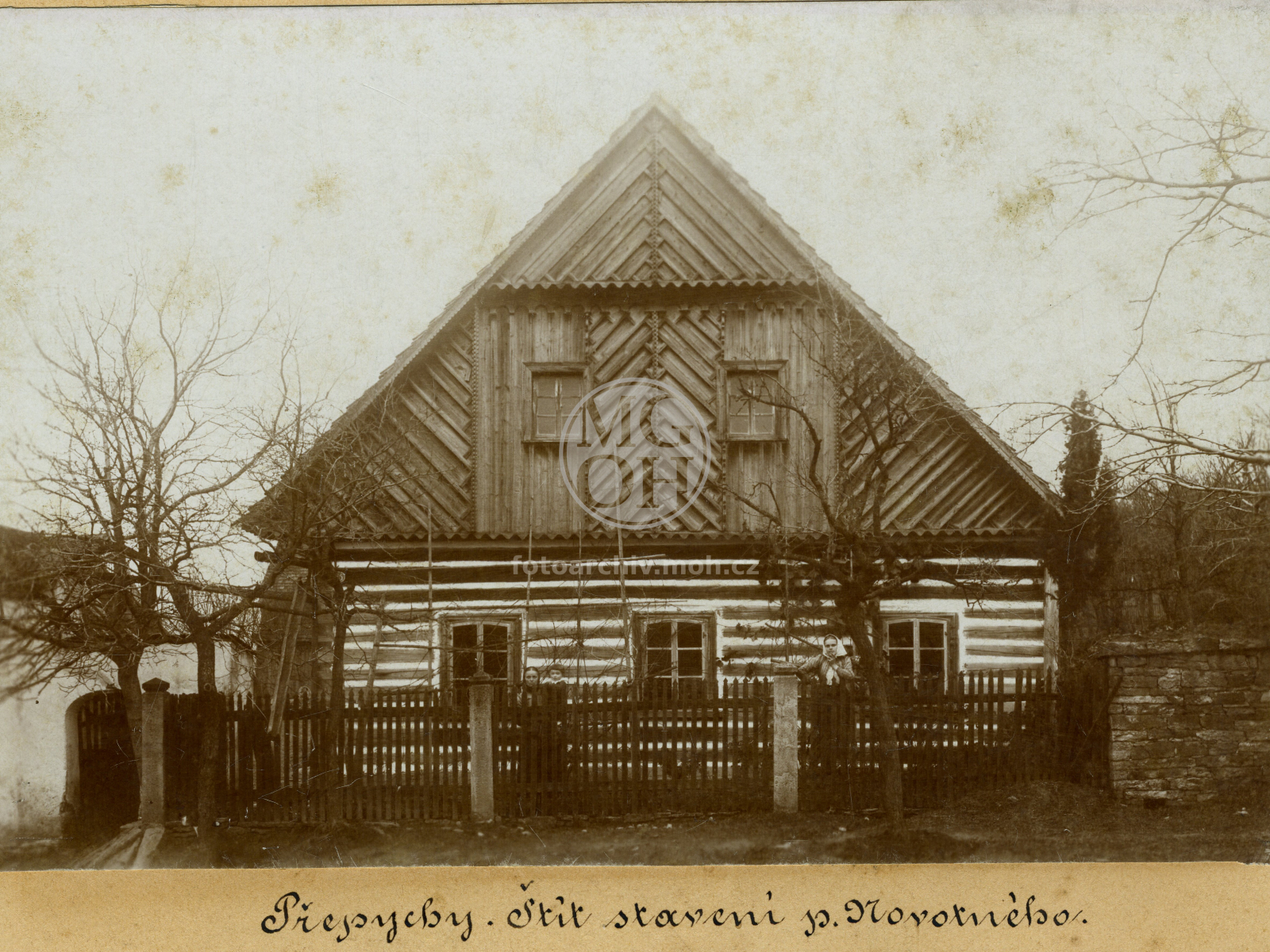 Fotografie - Štít stavení p. Novotného