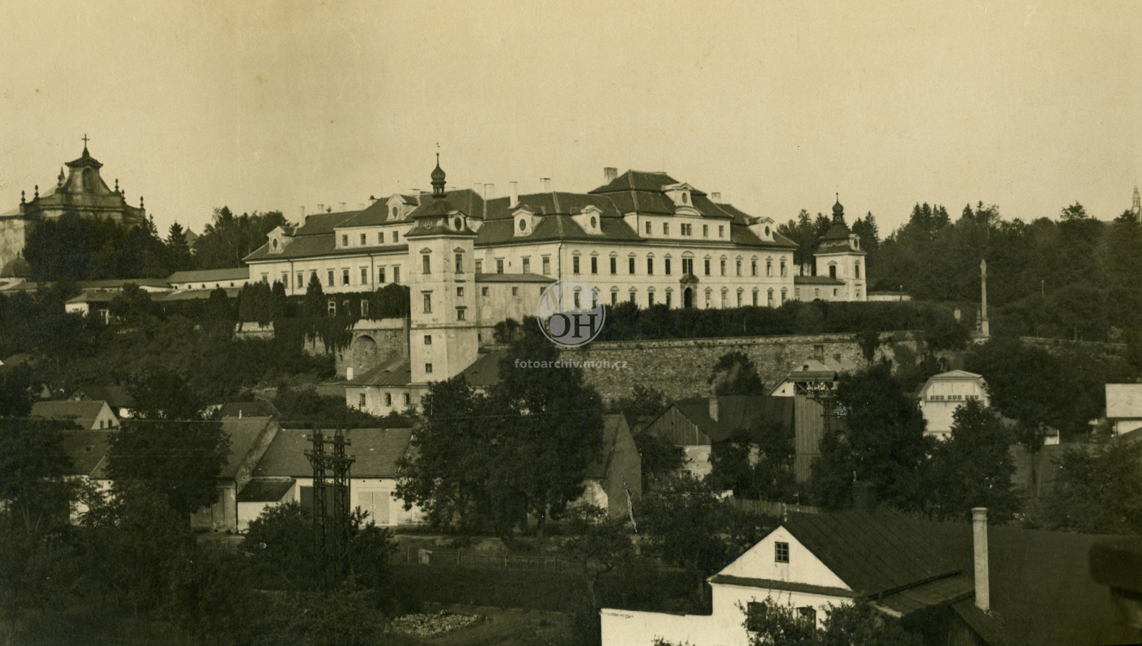 Fotografie - Pohled od tratě na zámek