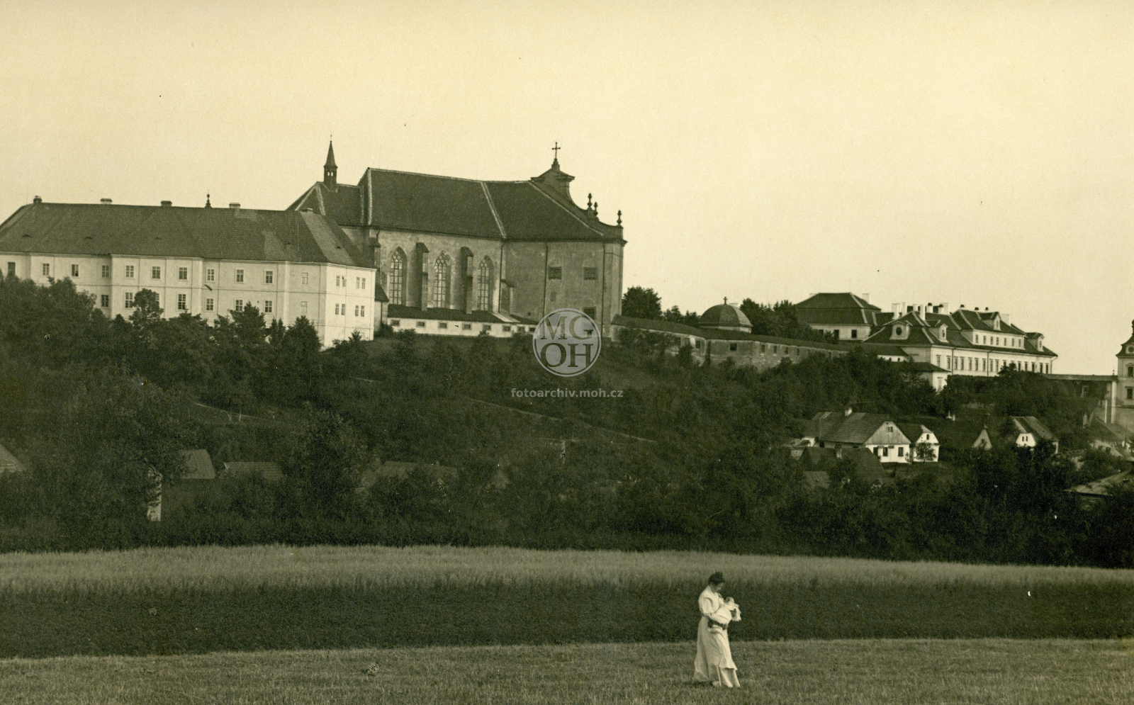 Fotografie - Piaristické gymnasium, kostel Nejsvětější Trojice a zámek