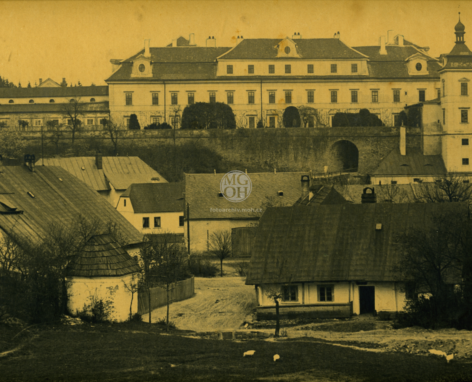 Fotografie - Pohled od trati na zámek