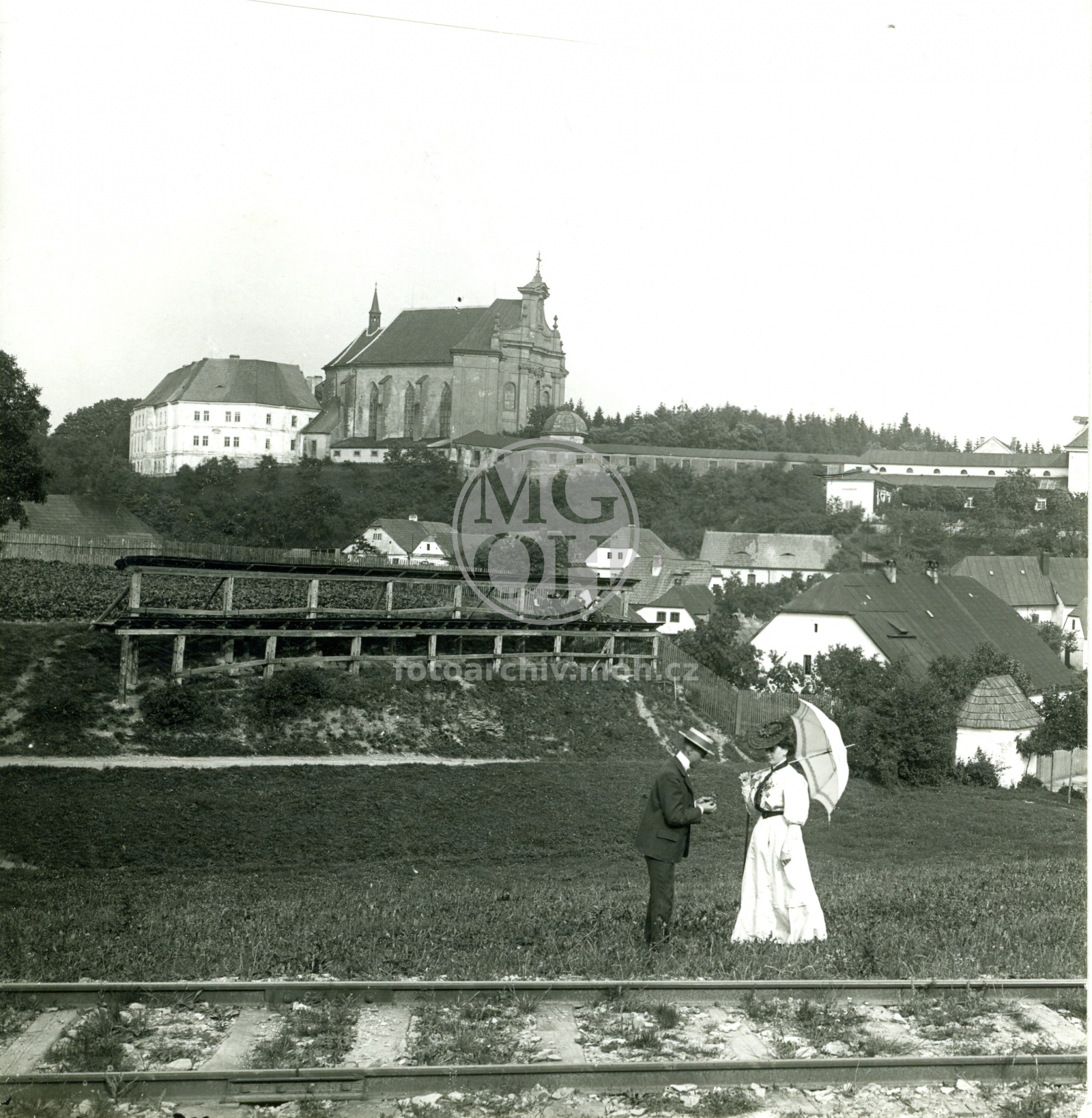 Fotografie - Pohled na kostel Nejsvětější Trojice a piaristické gymnasium, vpředu soukenické rámy, partie za nemocnicí
