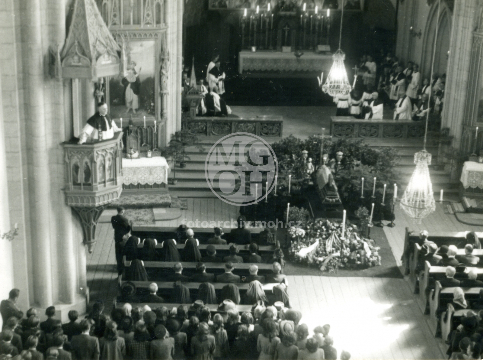 Fotografie - Kostel Nejsvětější Trojice, pohřeb prof. Msgre. Ludvíka Novotného, na kazatelně Msgre. Machač