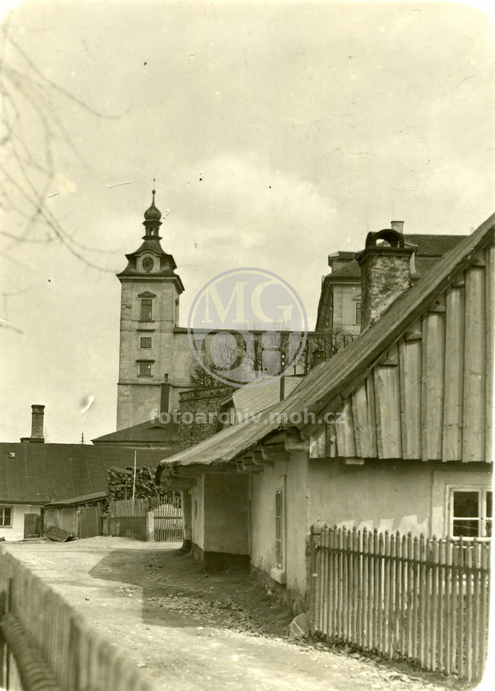 Fotografie - Betenglova ul., chalupa čp. 368 a pohled na věž zámku