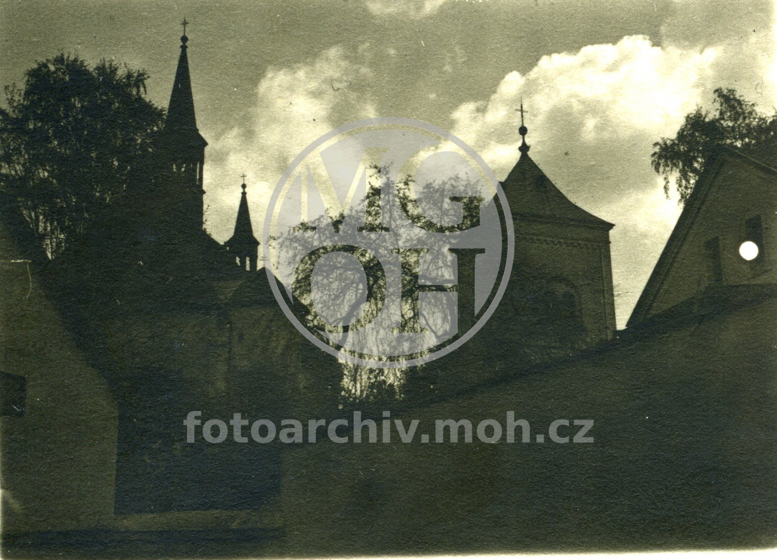 Fotografie - Promenádní cesta při vstupu do Včelného, kostel sv. Havla se zvonicí